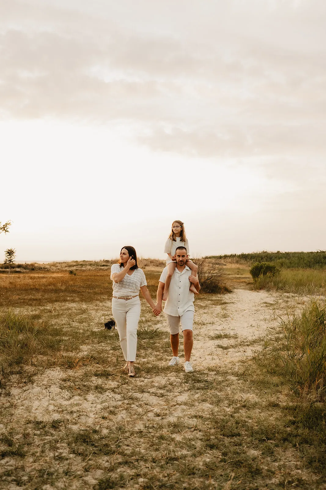 Famille avec bébé dans un jardin fleuri au printemps