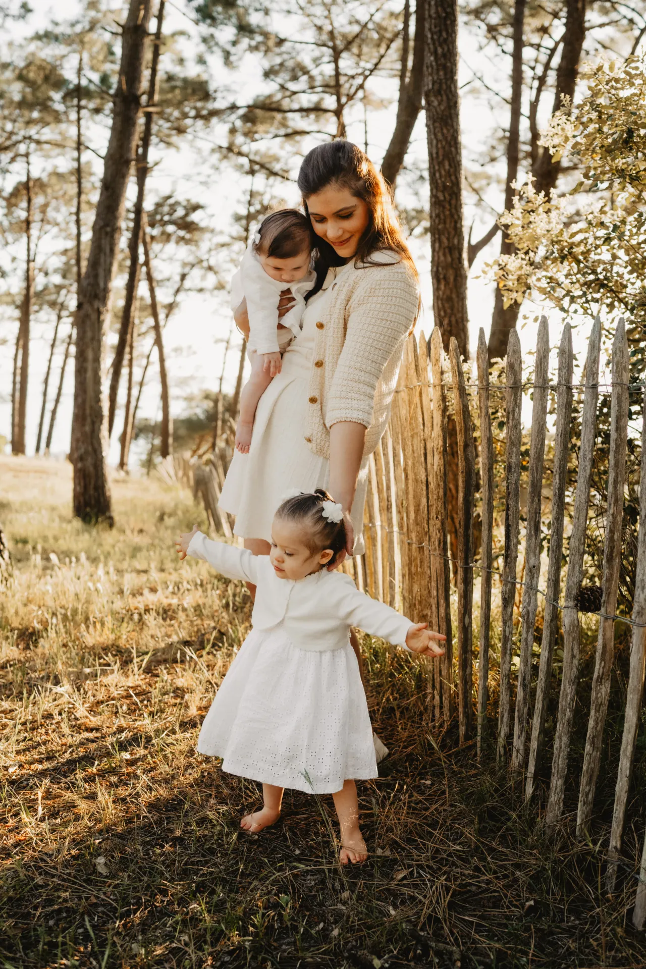 Bébé souriant dans les bras de maman en pleine nature