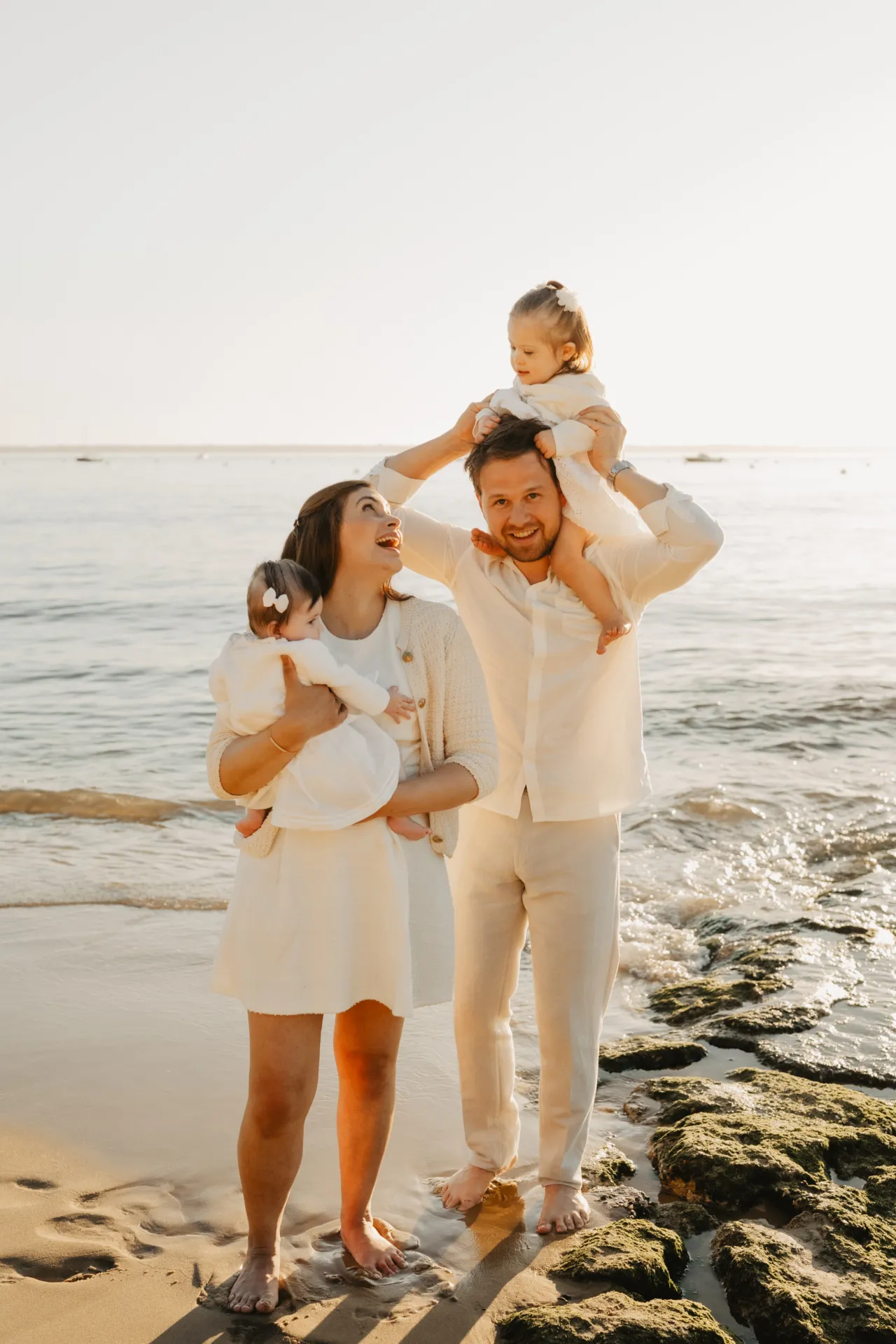 Bébé riant aux éclats dans les bras de papa en nature