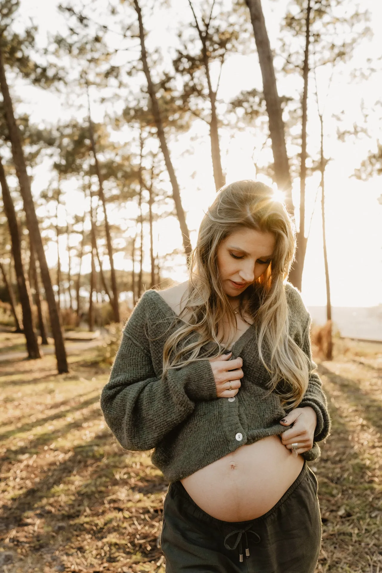 Portrait en noir et blanc de femme enceinte en robe longue