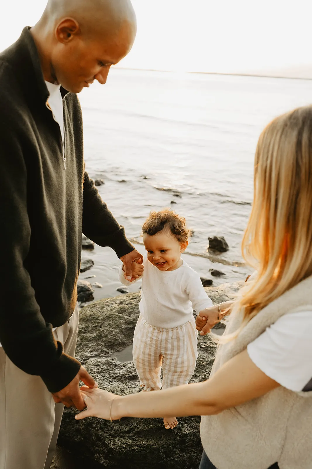 Famille heureuse réunie en lumière naturelle du soir