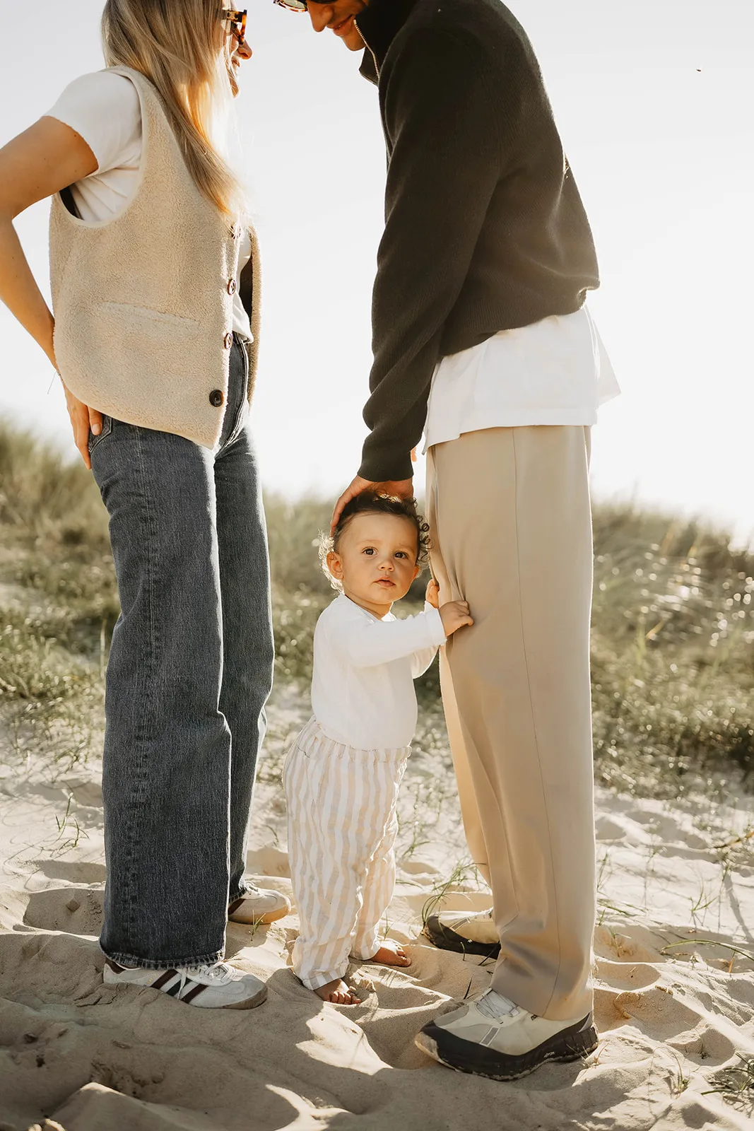 Famille détenue marchant pieds nus sur le sable