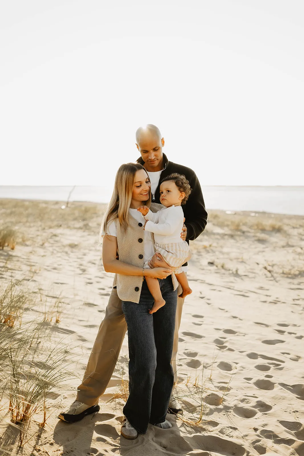 Famille coordonnée en tenues neutres