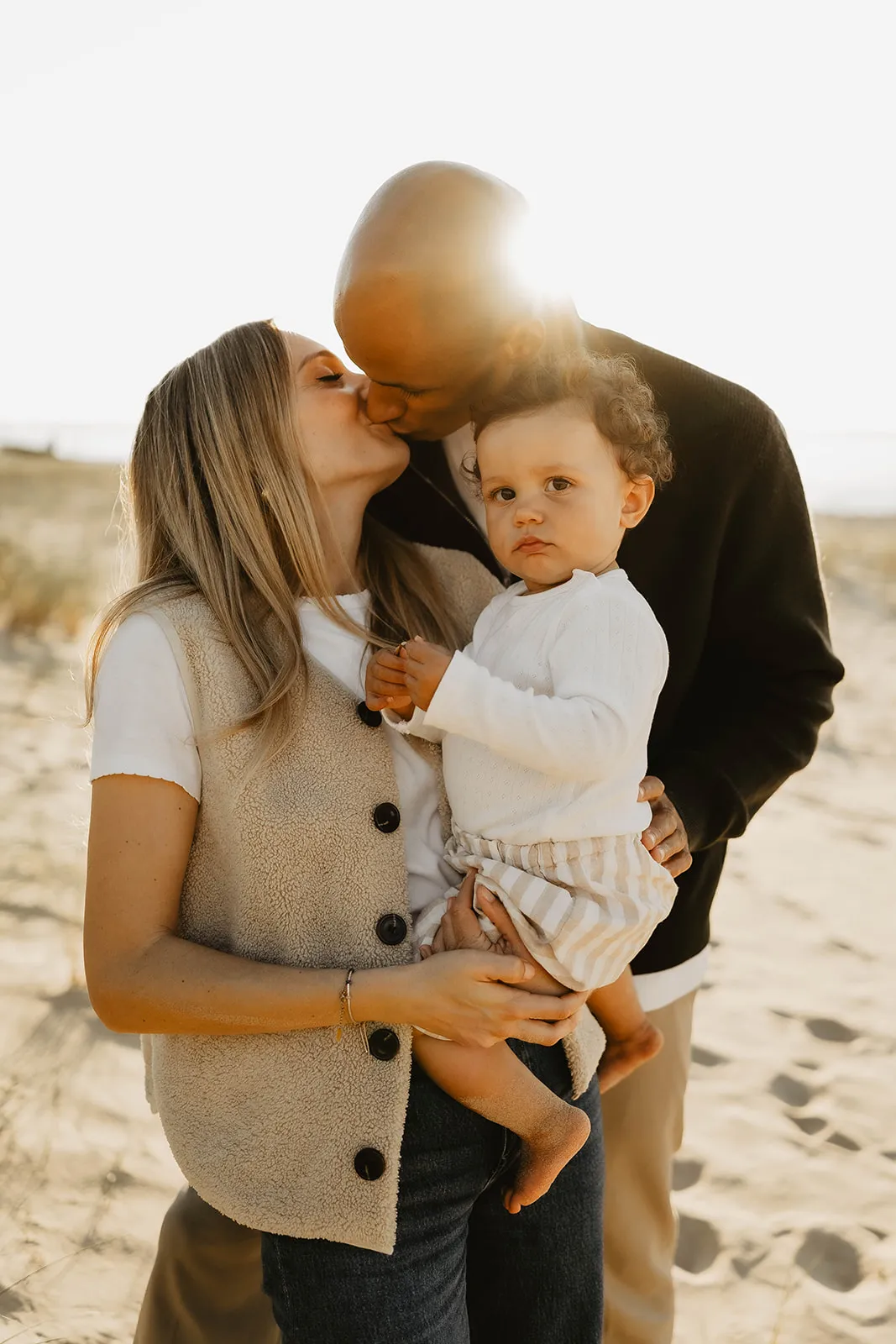 Papa portant son enfant sur les épaules au coucher du soleil