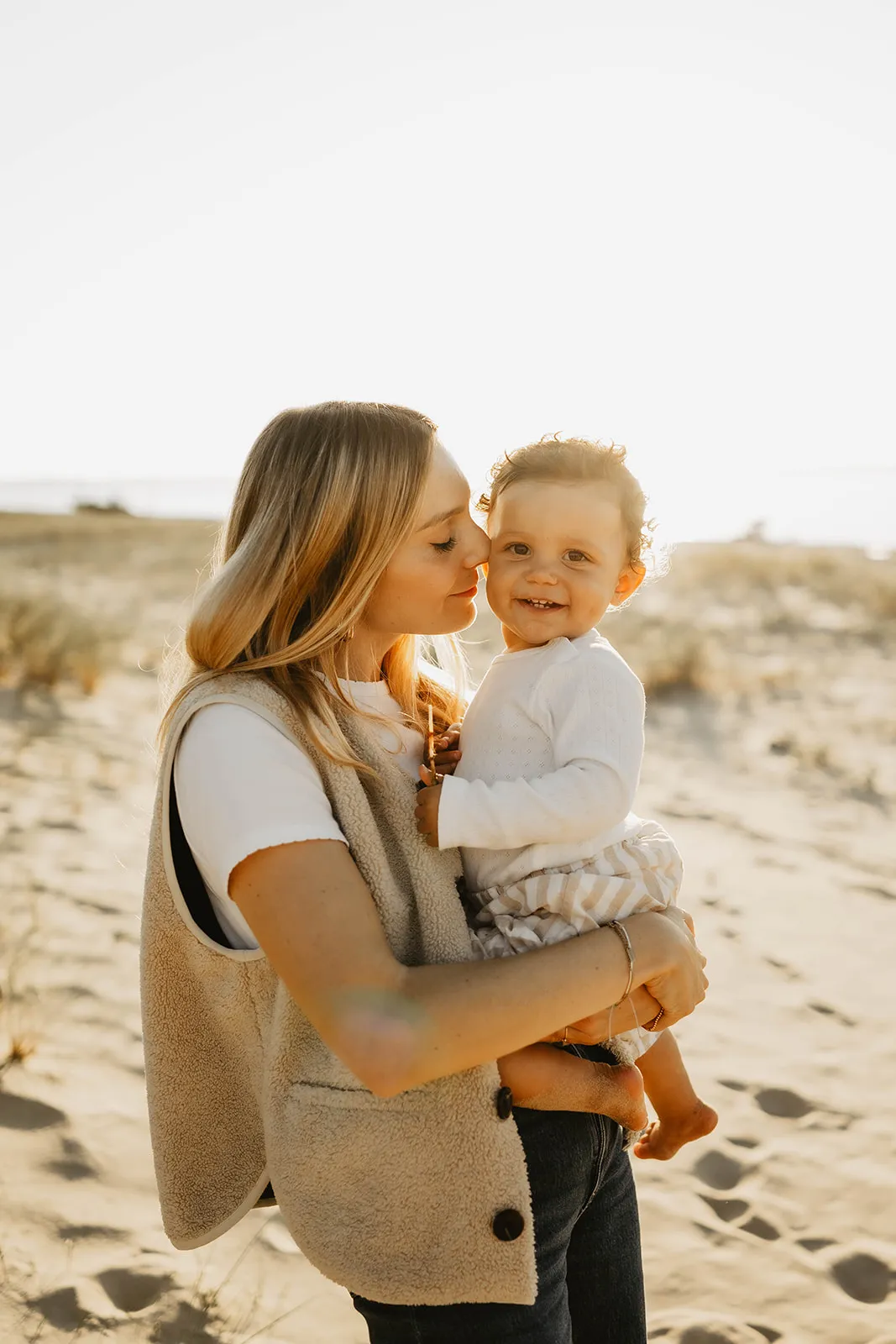 Enfant sur les épaules de papa devant les pins