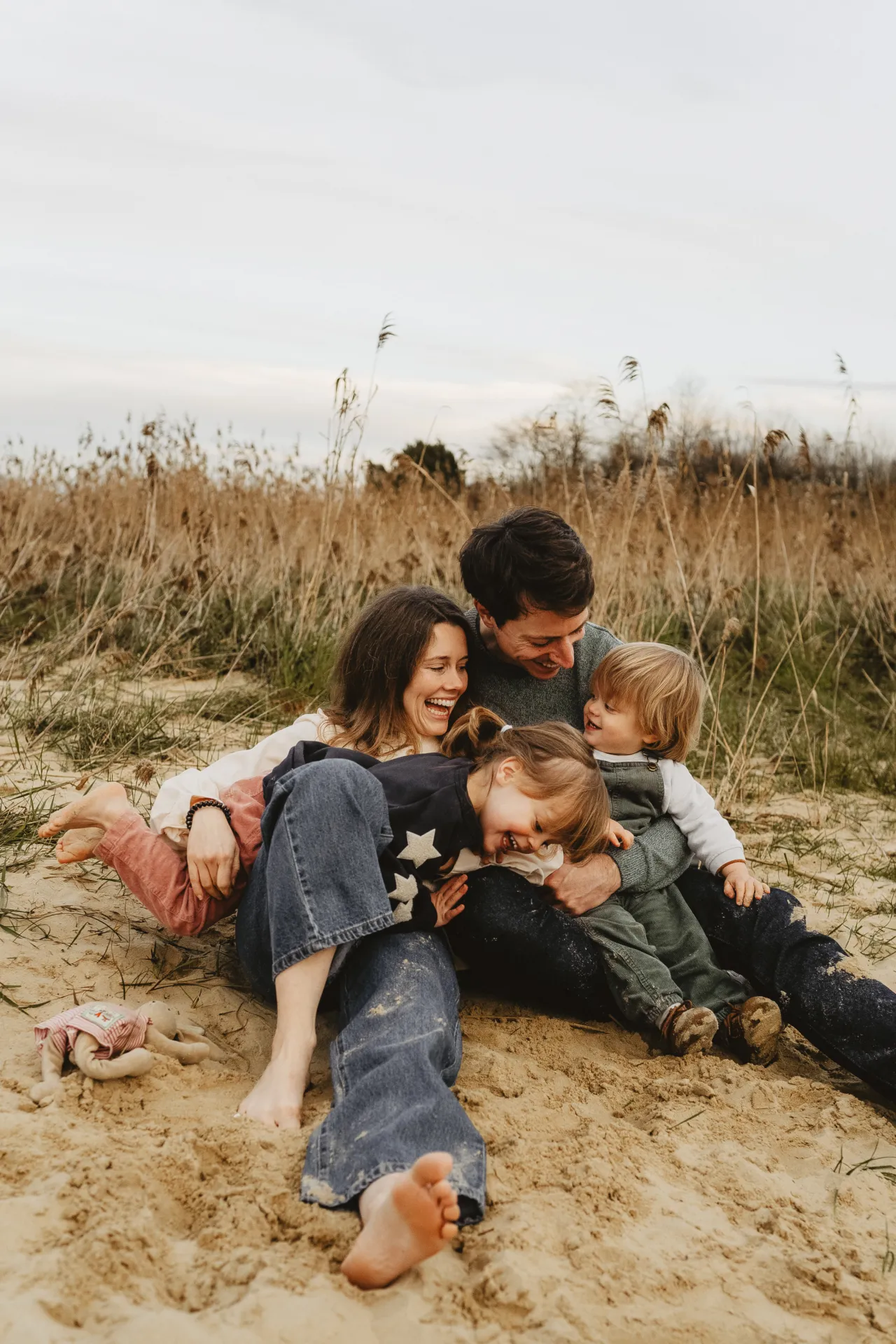 Frères et soeurs riant ensemble en extérieur