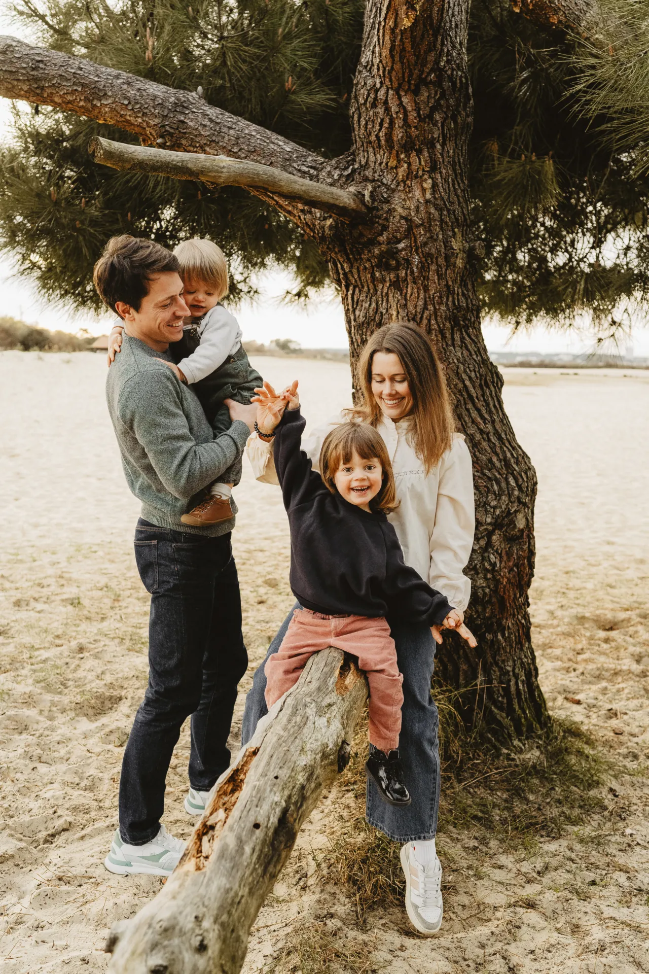 Portrait de famille tendresse en plein air