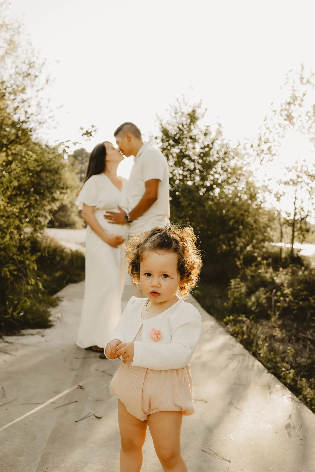 Famille attendant un heureux événement en balade nature