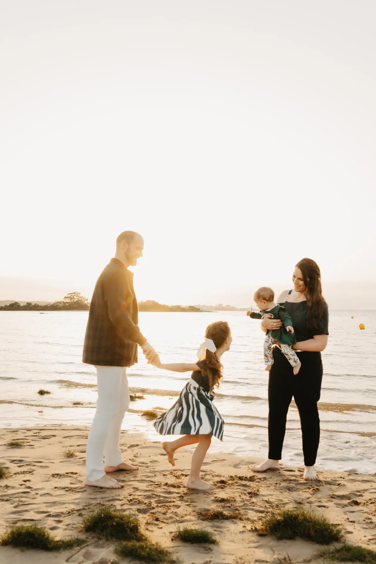 Famille nombreuse réunie dans la lumière dorée du soir