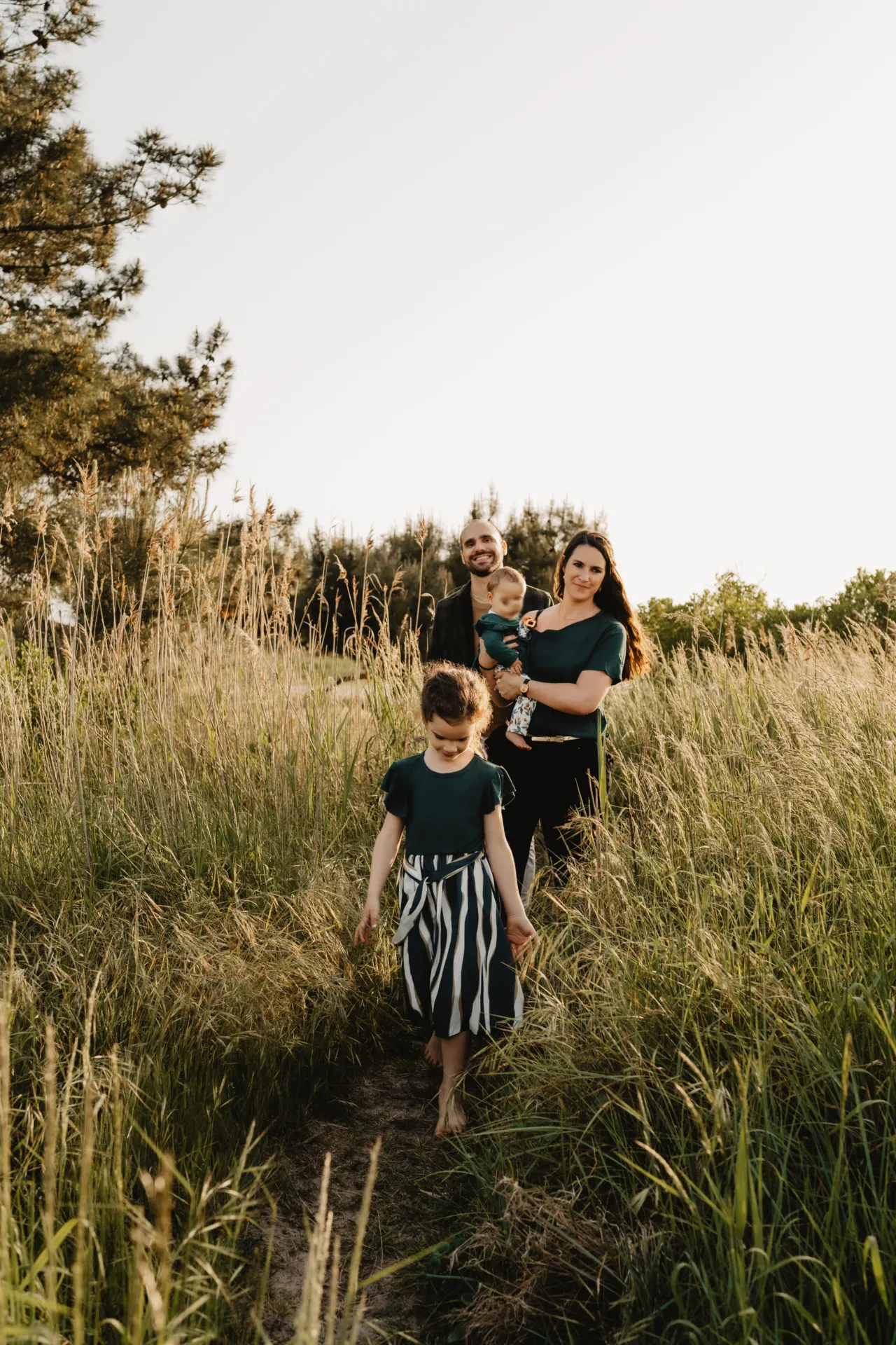 Enfants courant dans un champ pendant la séance photo famille