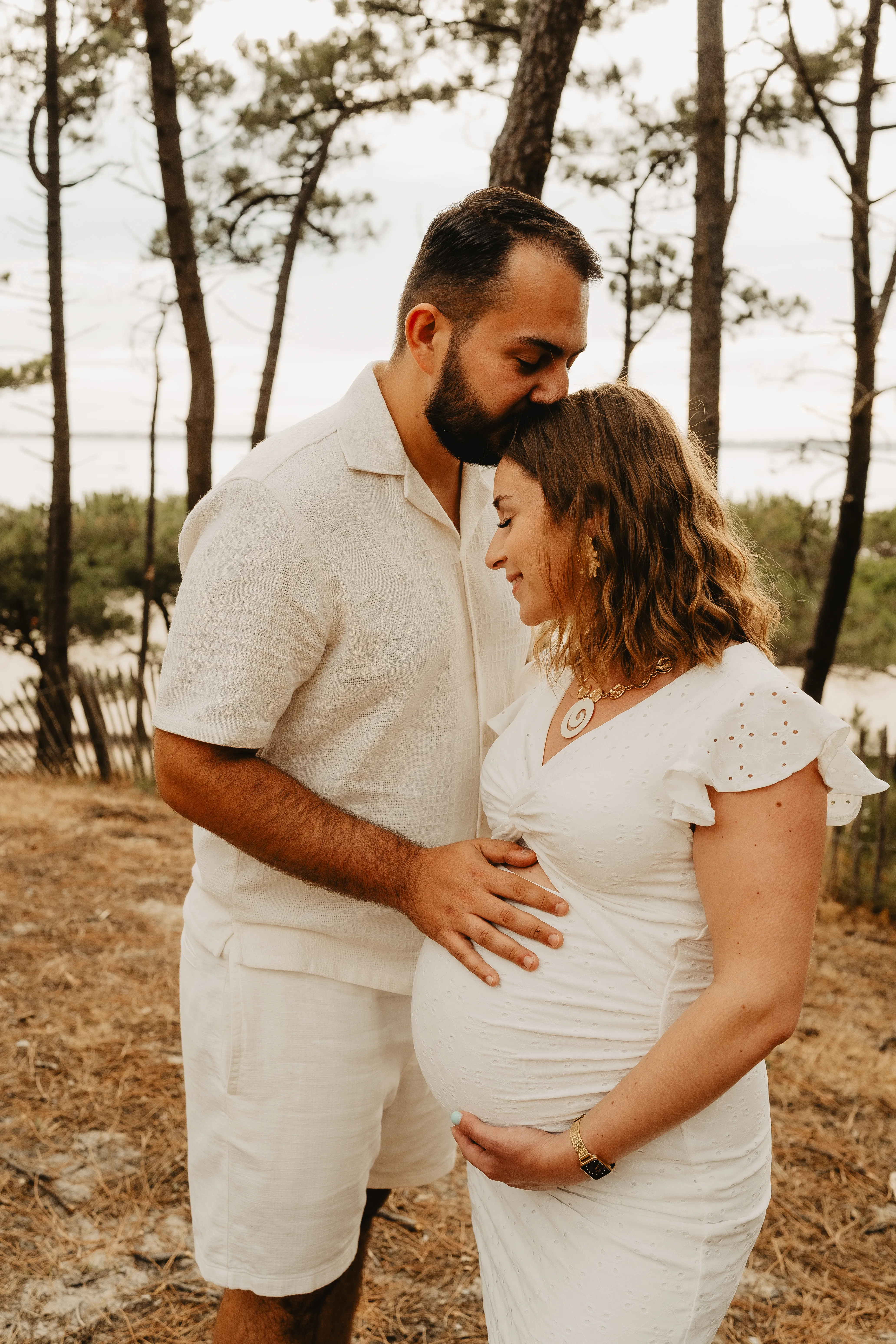 Couple en séance grossesse en forêt
