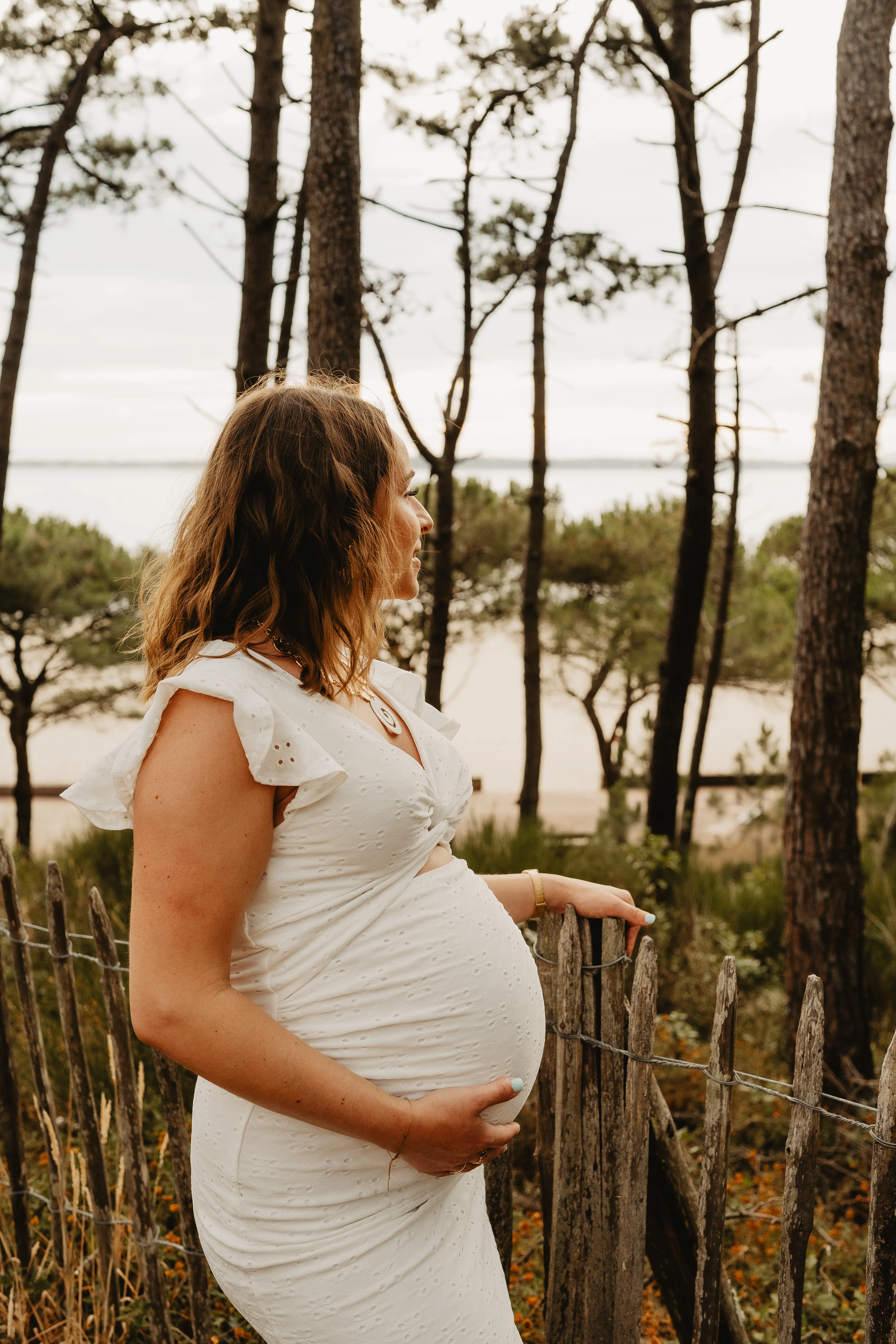 Future maman en lumière naturelle