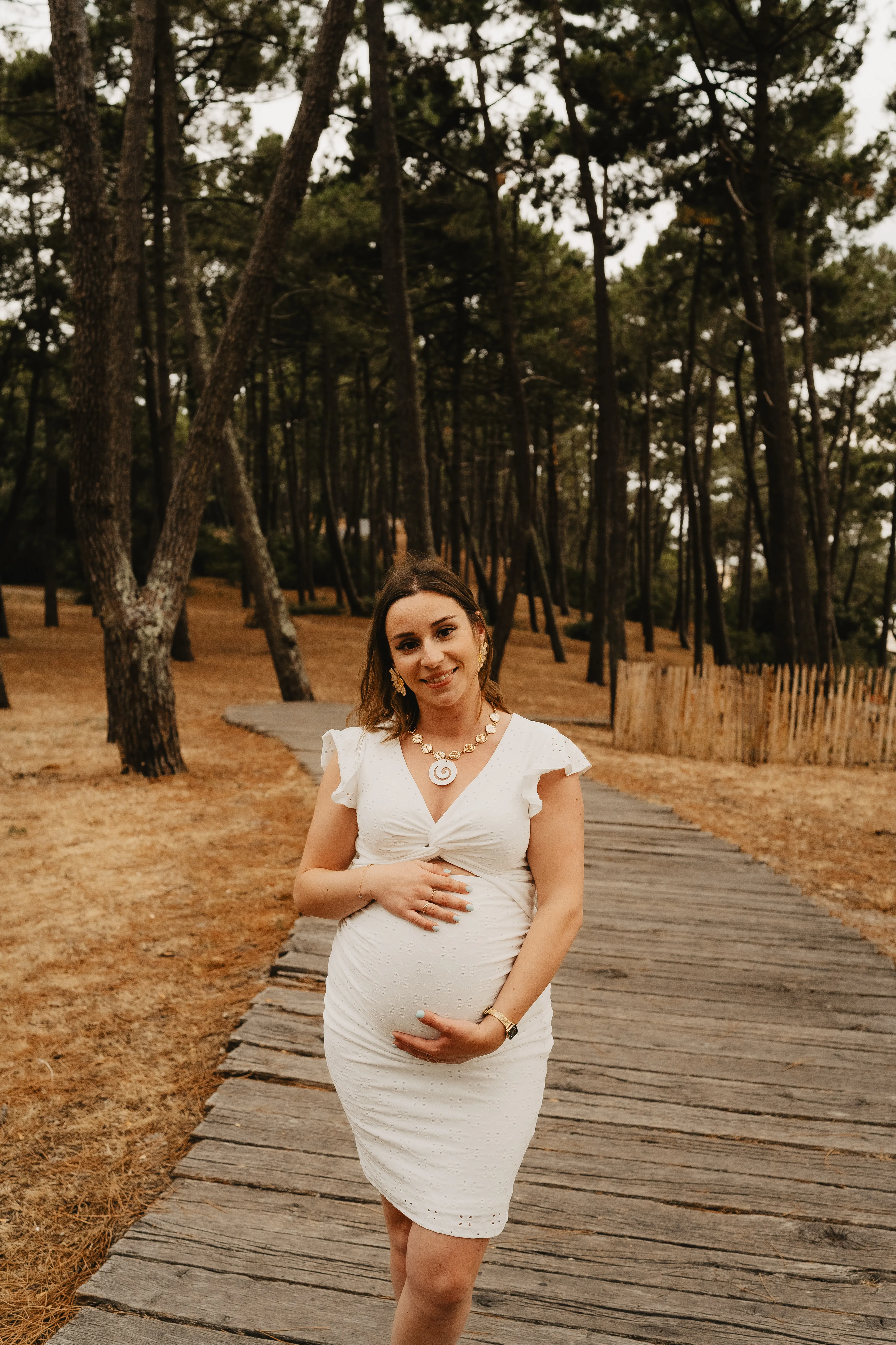 Ventre rond en lumière naturelle