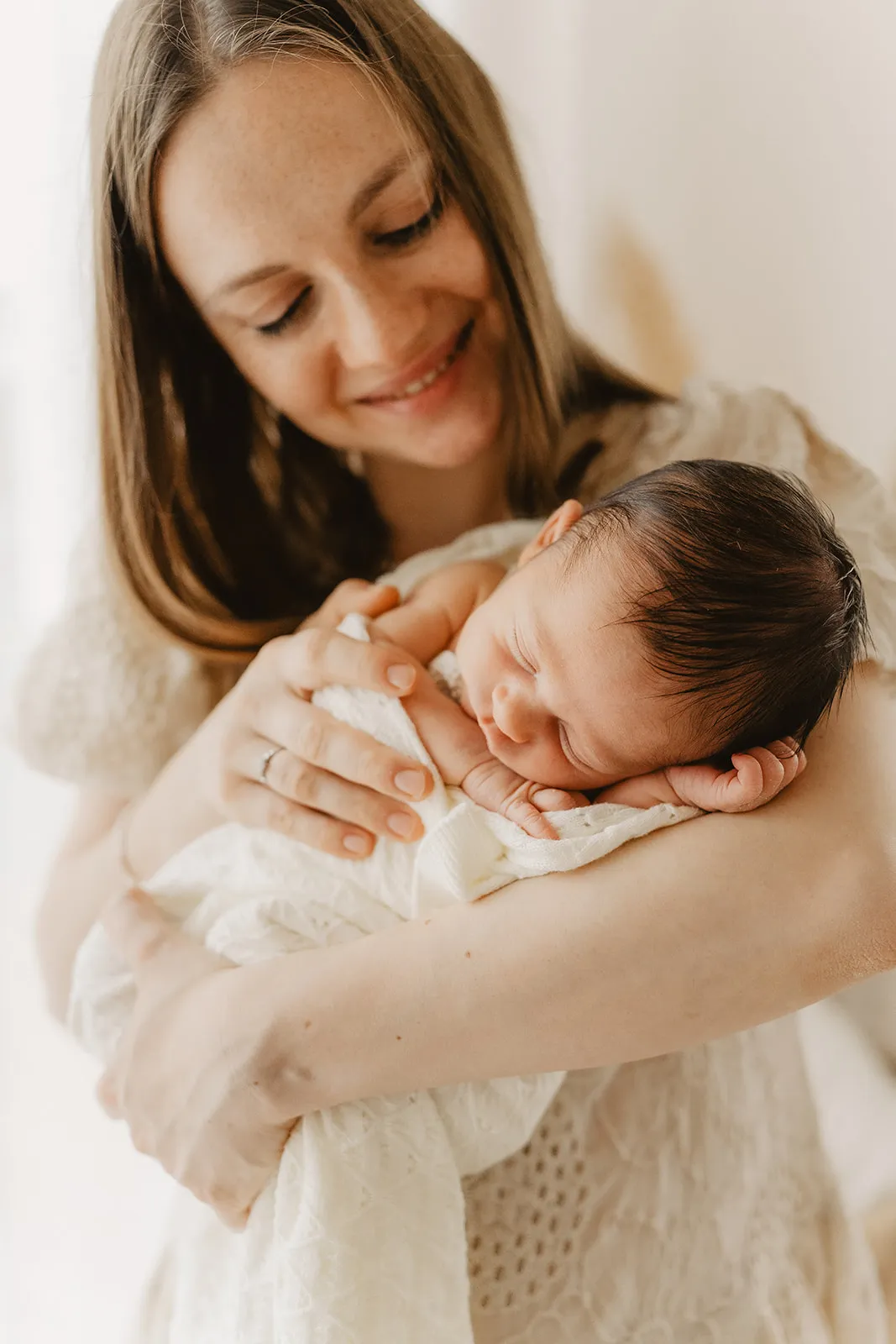 Bébé endormi sur le bras de papa, visage serein