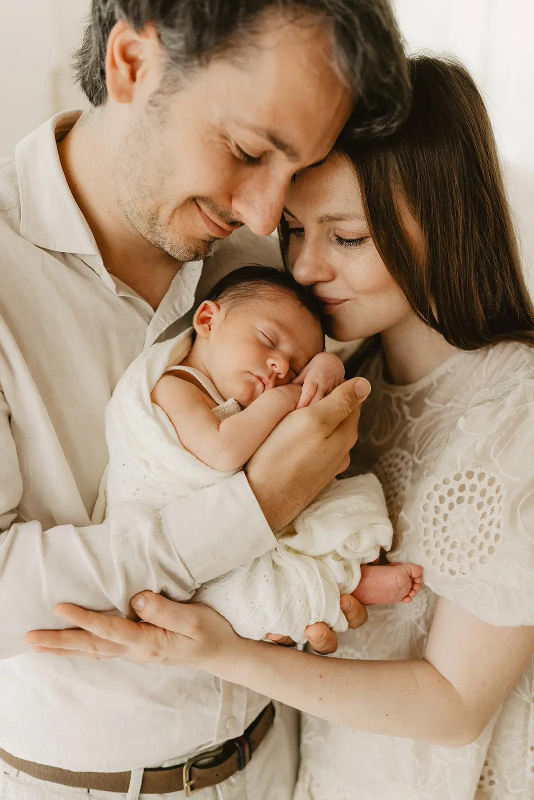 Maman souriant à son nouveau-né dans un cocon de douceur