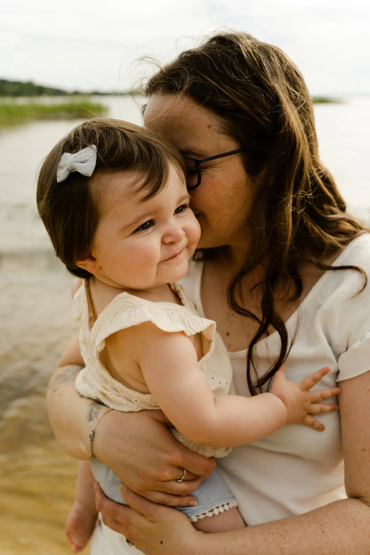 Couple et enfant marchant au bord de l'eau au crépuscule