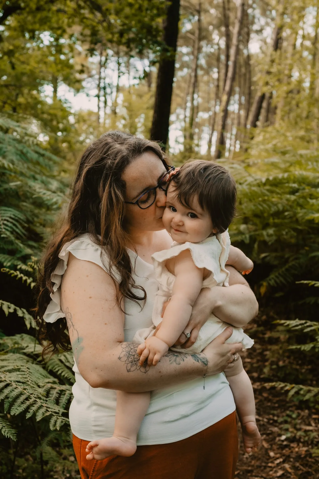 Famille jouant sur un chemin bordé de verdure