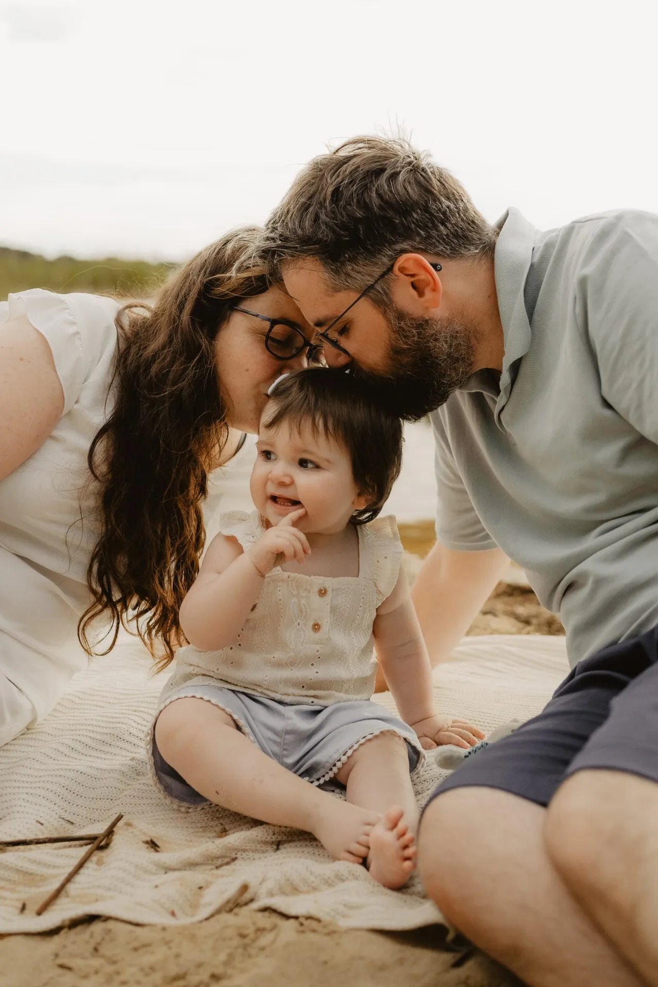 Couple et enfant partageant un moment tendre en extérieur