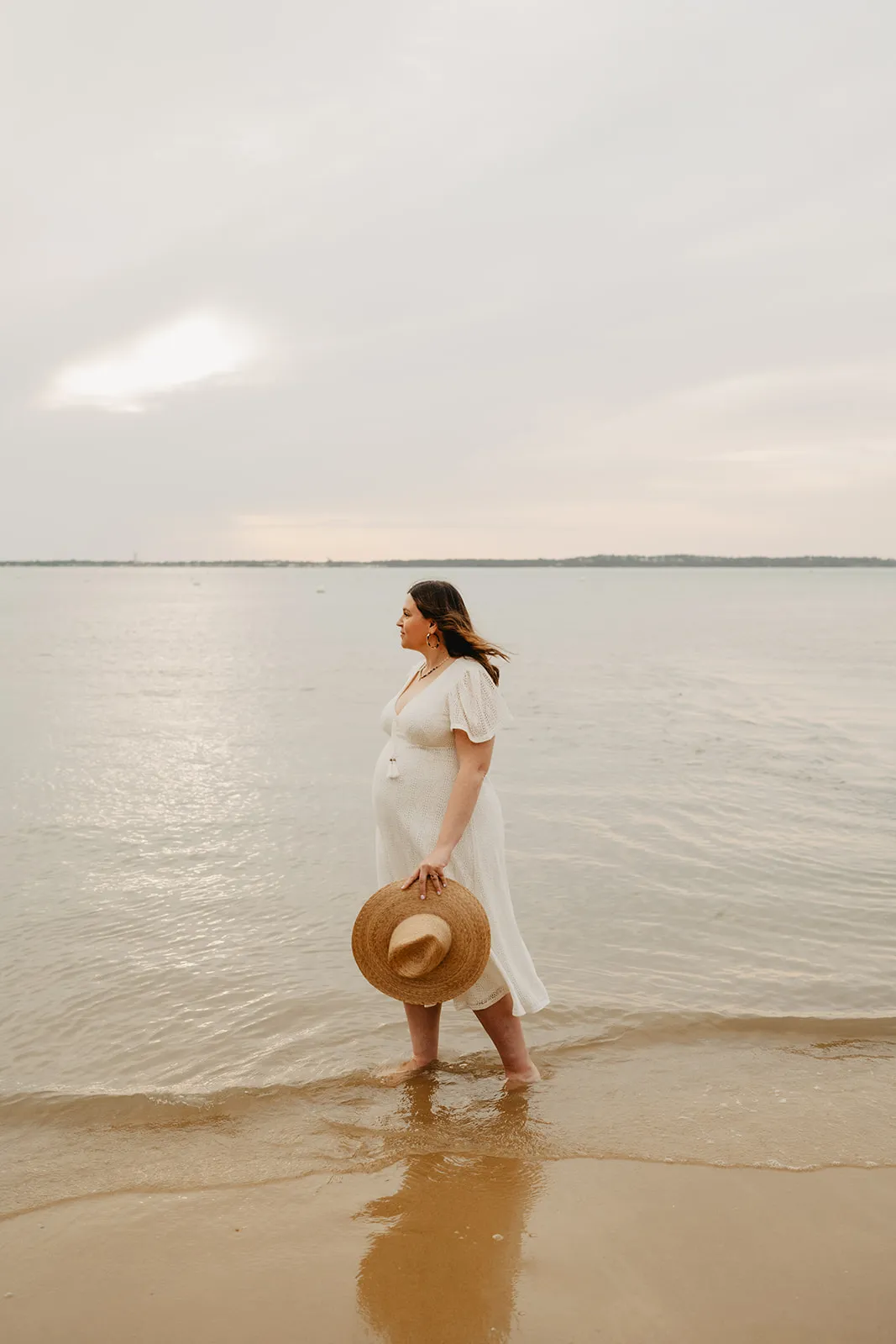 Couple amoureux attendant leur premier enfant, lumière douce