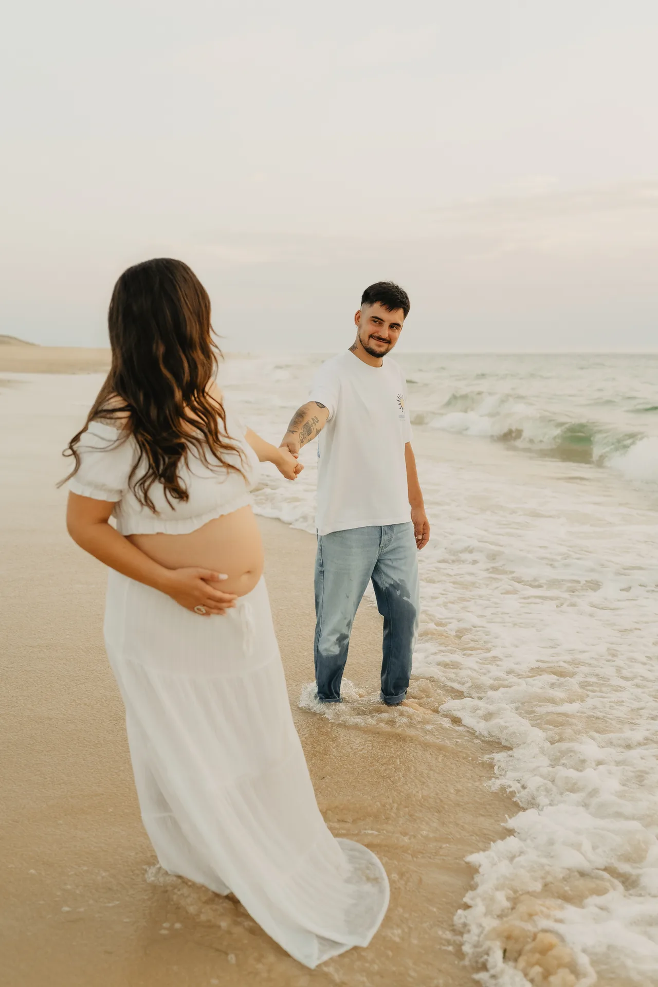 Futurs parents se rejoignant sur la plage