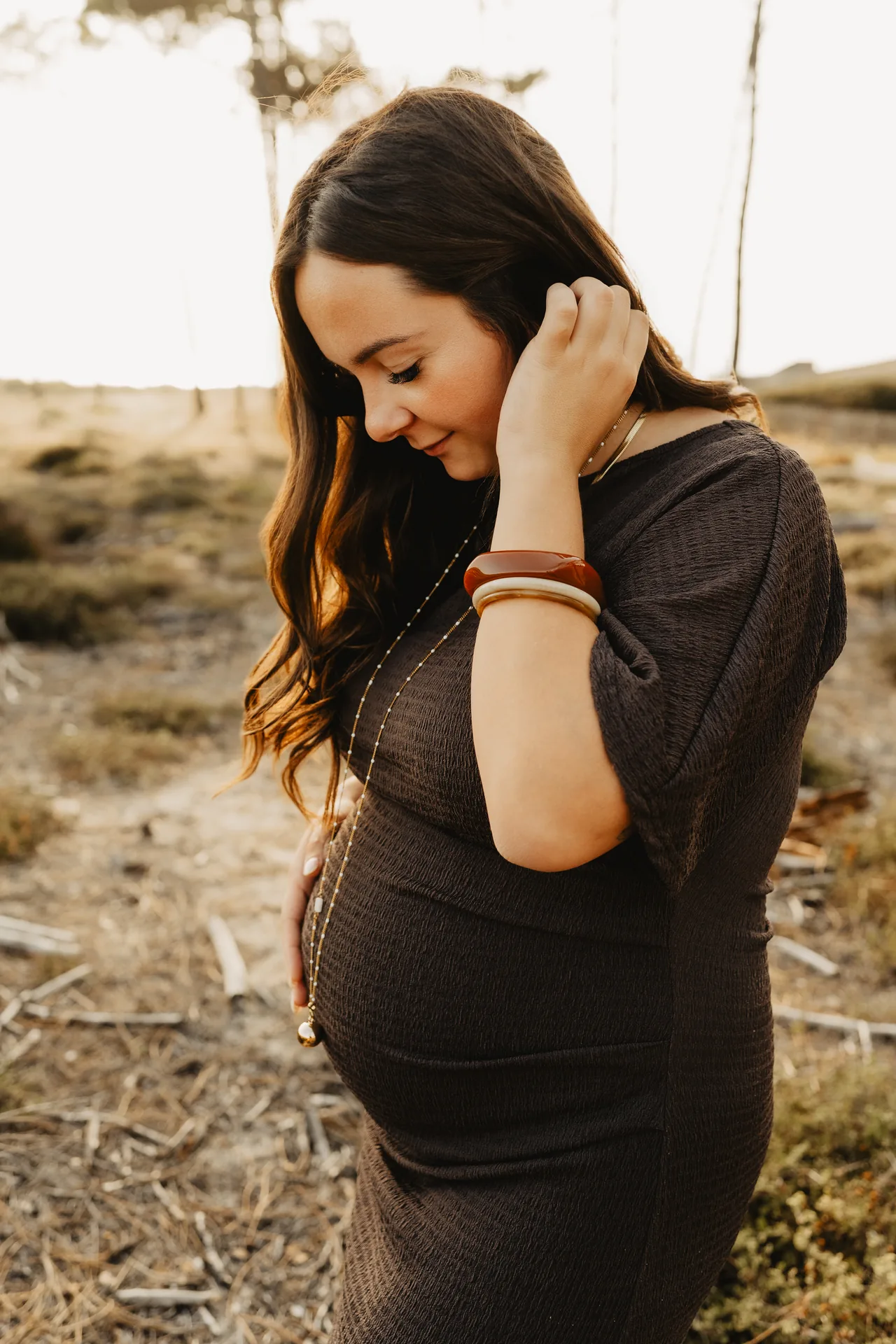 Future maman dans une attitude naturelle pendant sa séance photo