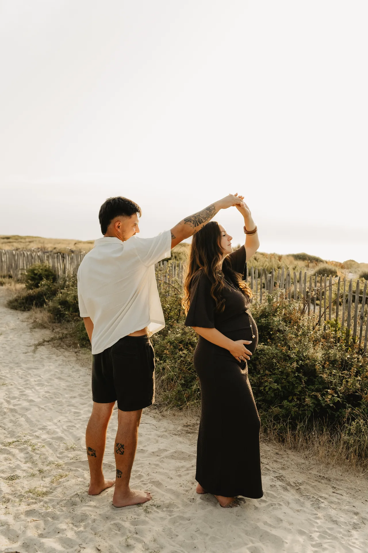 Couple en mouvement pendant une séance photo dans les dunes