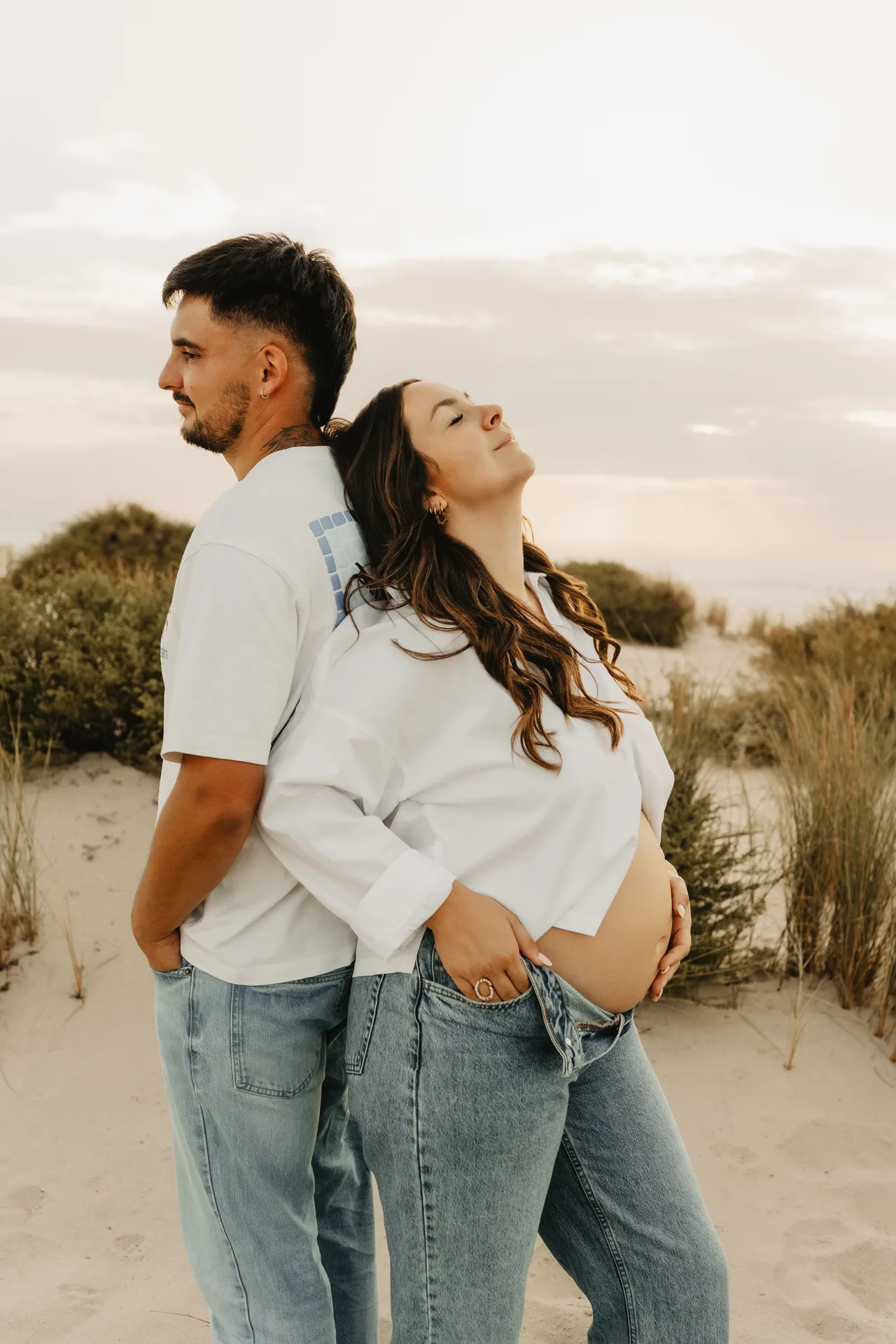 Future maman et son compagnon dans les dunes