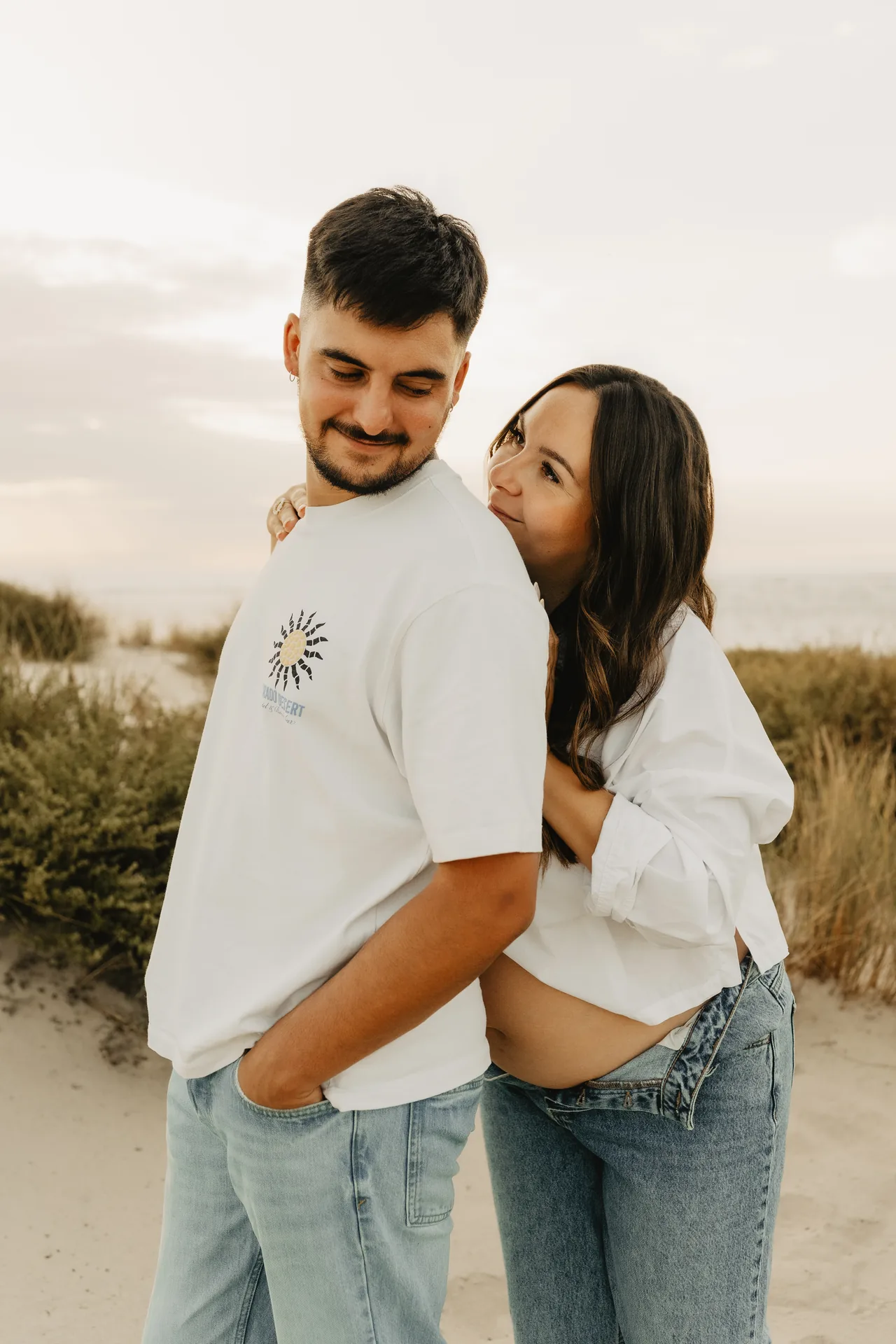 Couple complice guidé pendant une séance photo grossesse