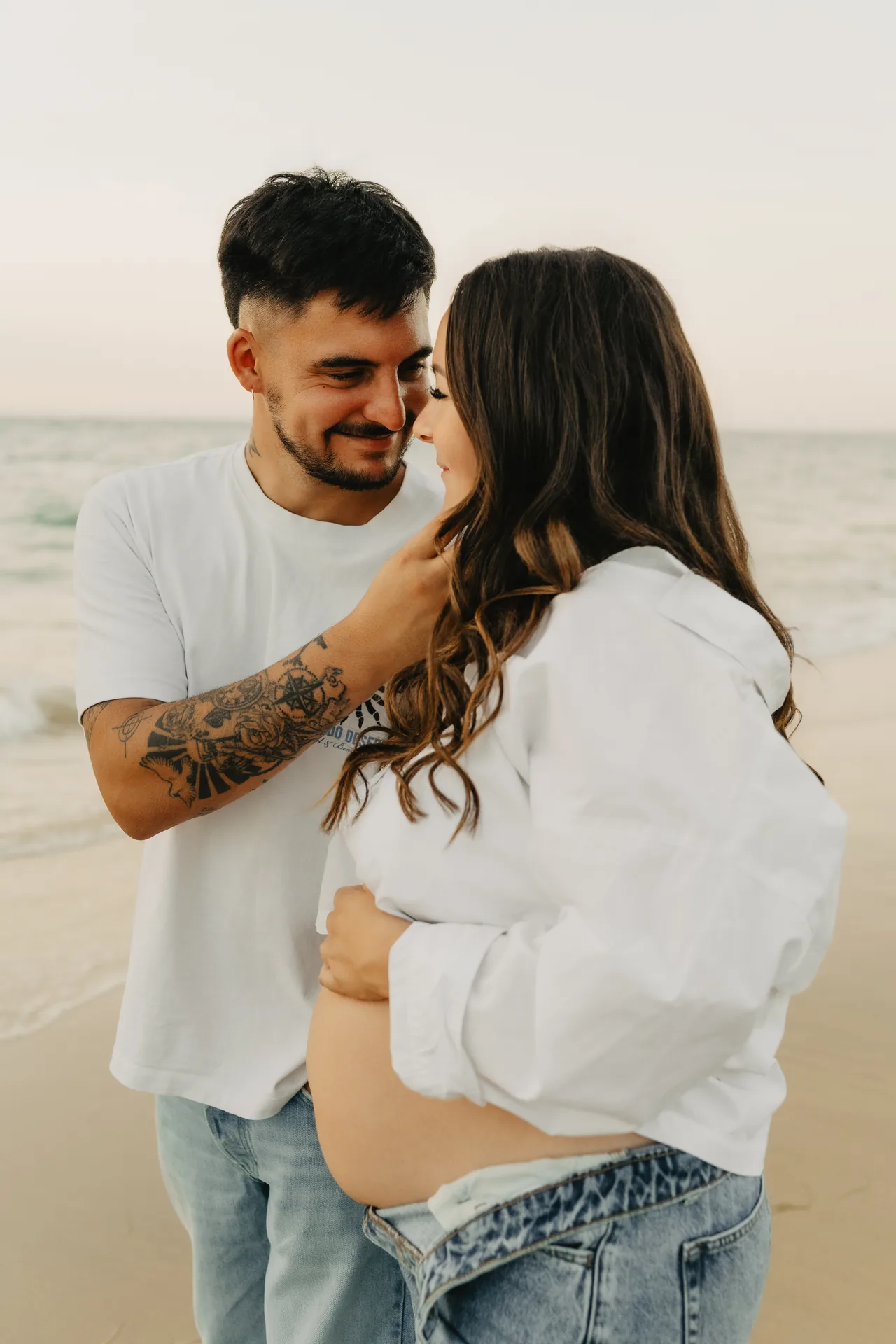 Couple dans un moment intime, sans regard caméra, pendant la séance