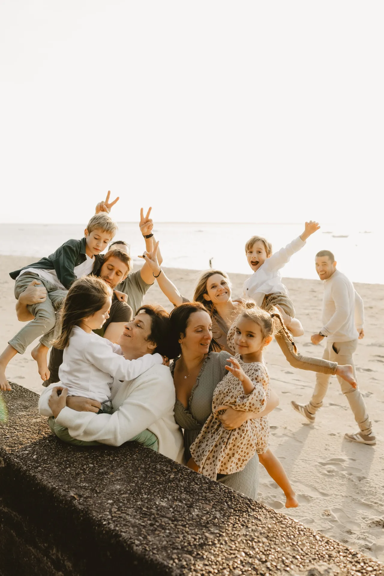 Maman et enfants se promenant sous les arbres