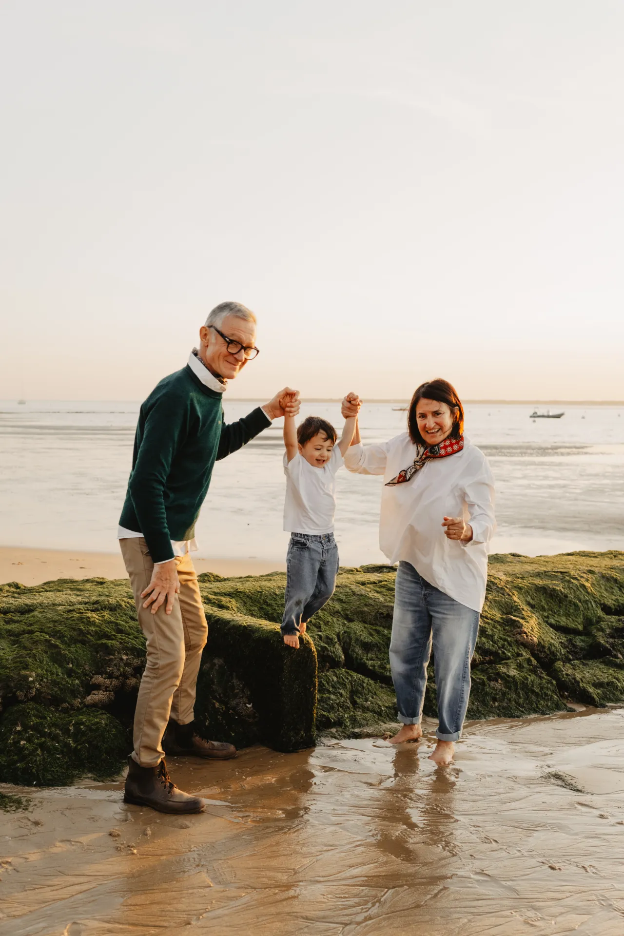 Silhouette de famille en contre-jour au bord de mer