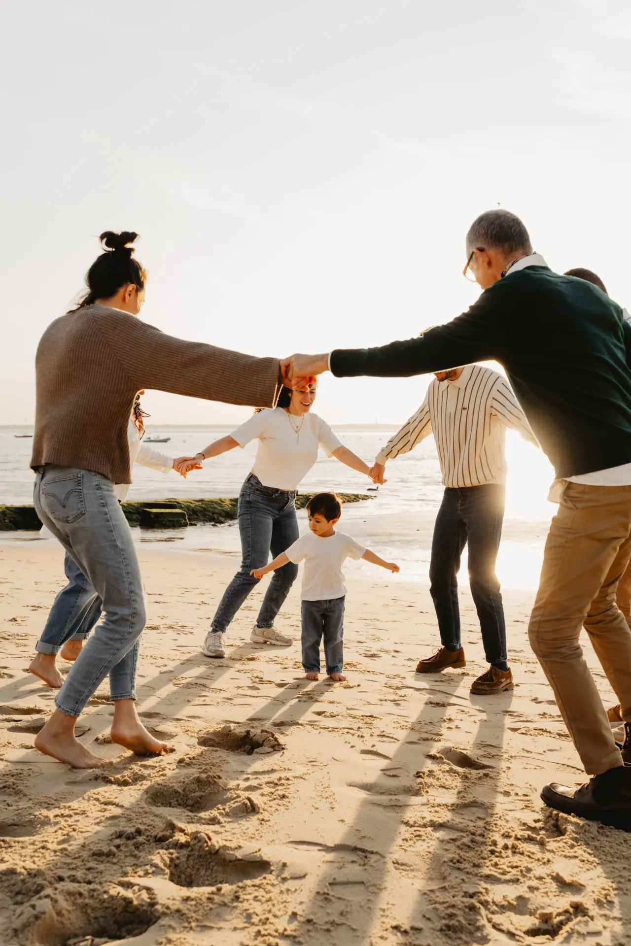 Enfants jouant à cache-cache pendant la séance photo