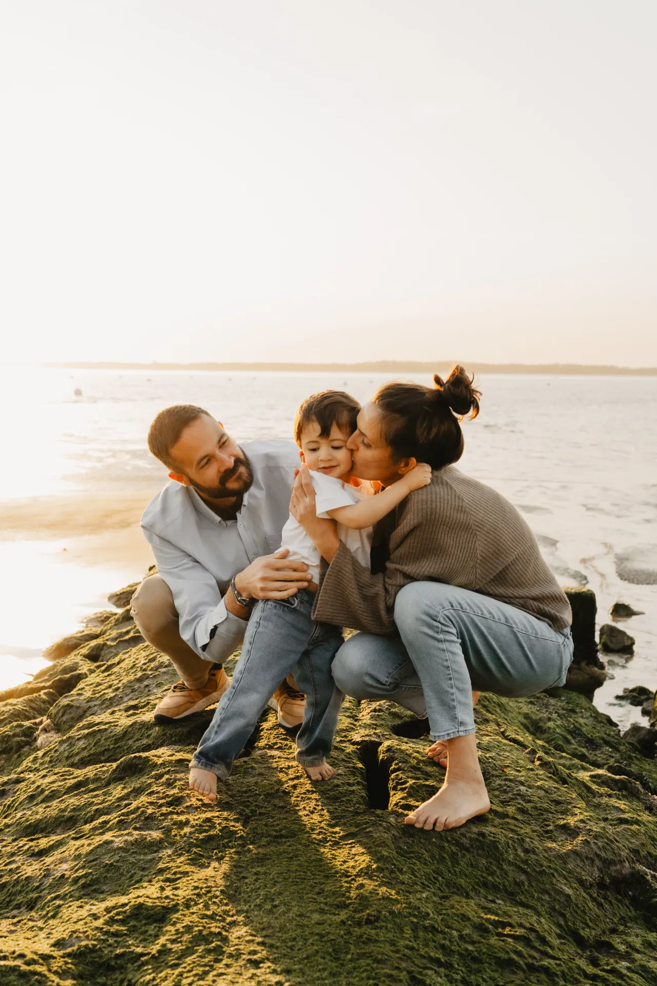 Famille jouant ensemble sur la plage du Bassin d'Arcachon
