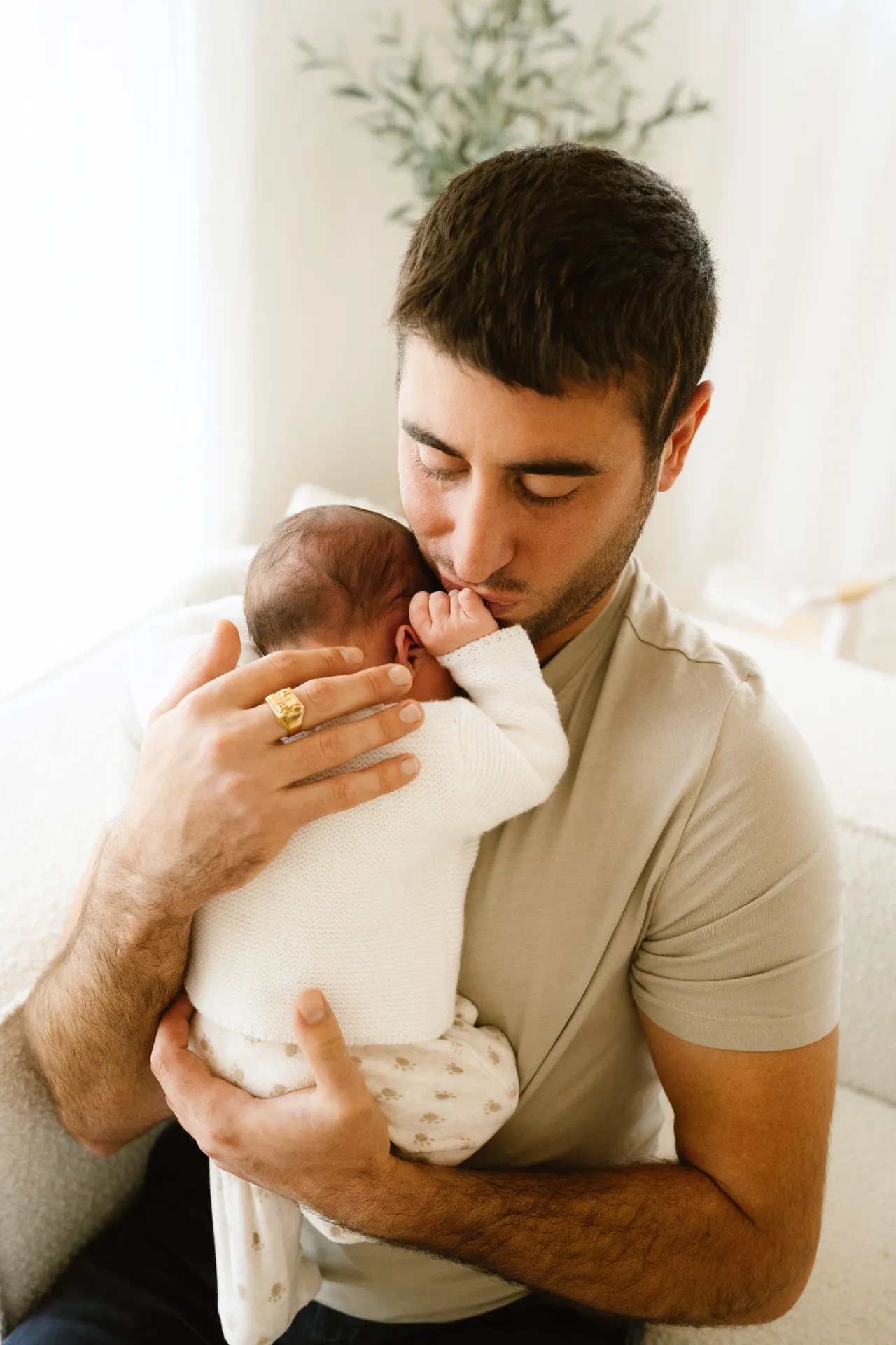 Portrait de bébé les yeux ouverts, regard curieux