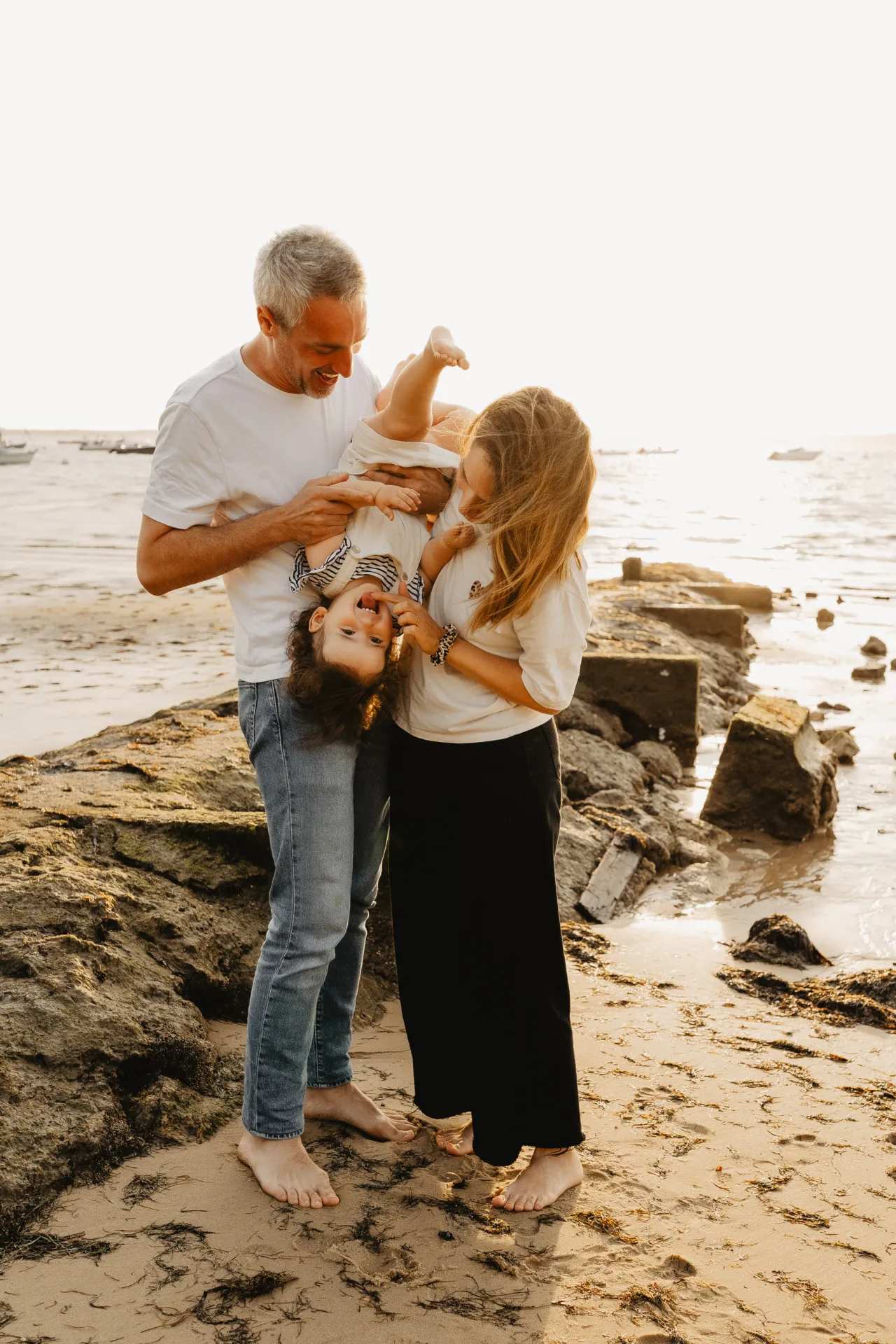Maman tenant la main de son enfant pendant la balade