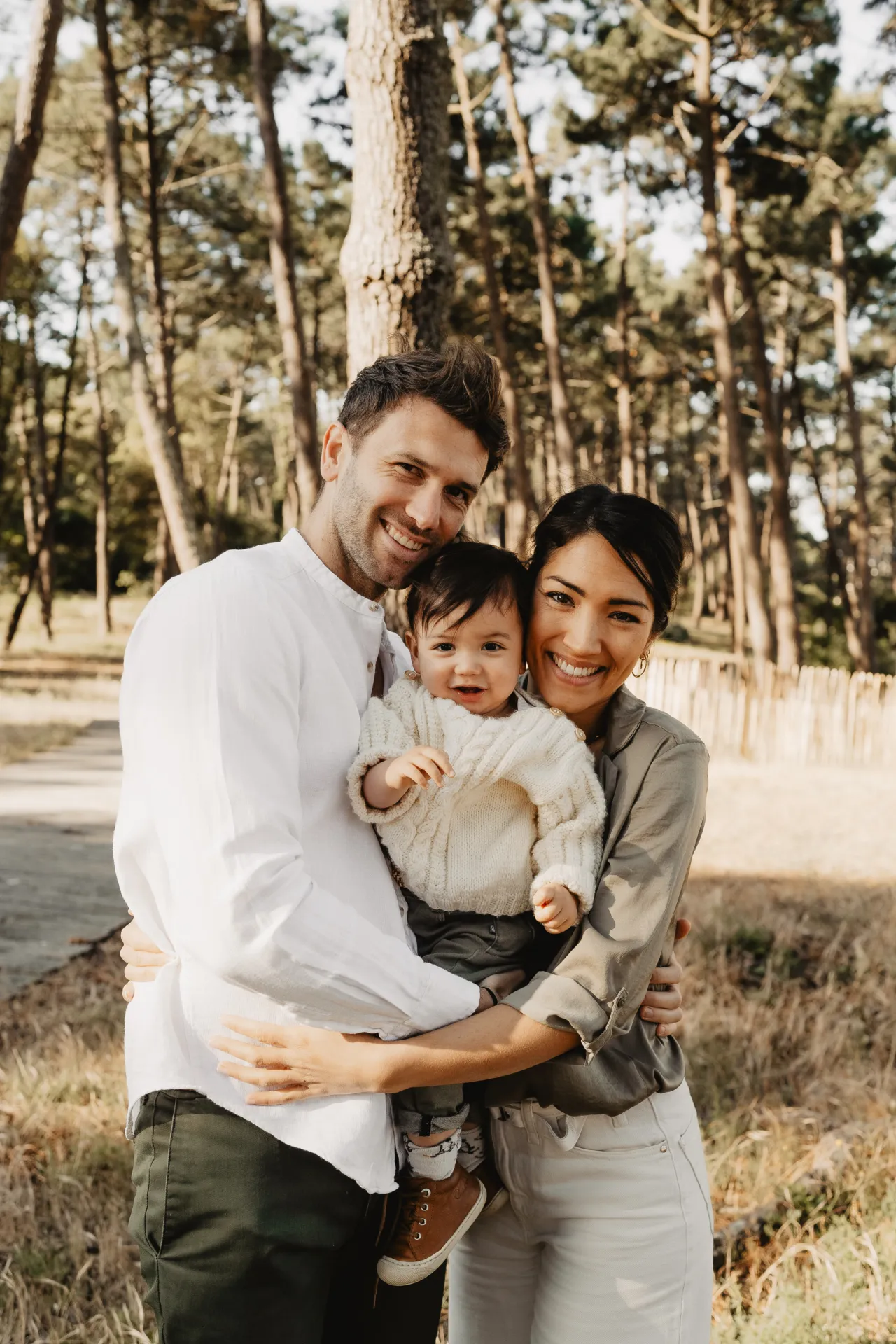 Famille se promenant sur un sentier boisé du Bassin