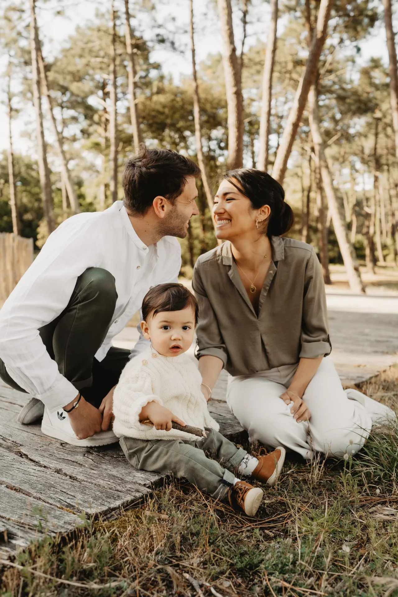 Papa et fils partageant un moment complice en forêt