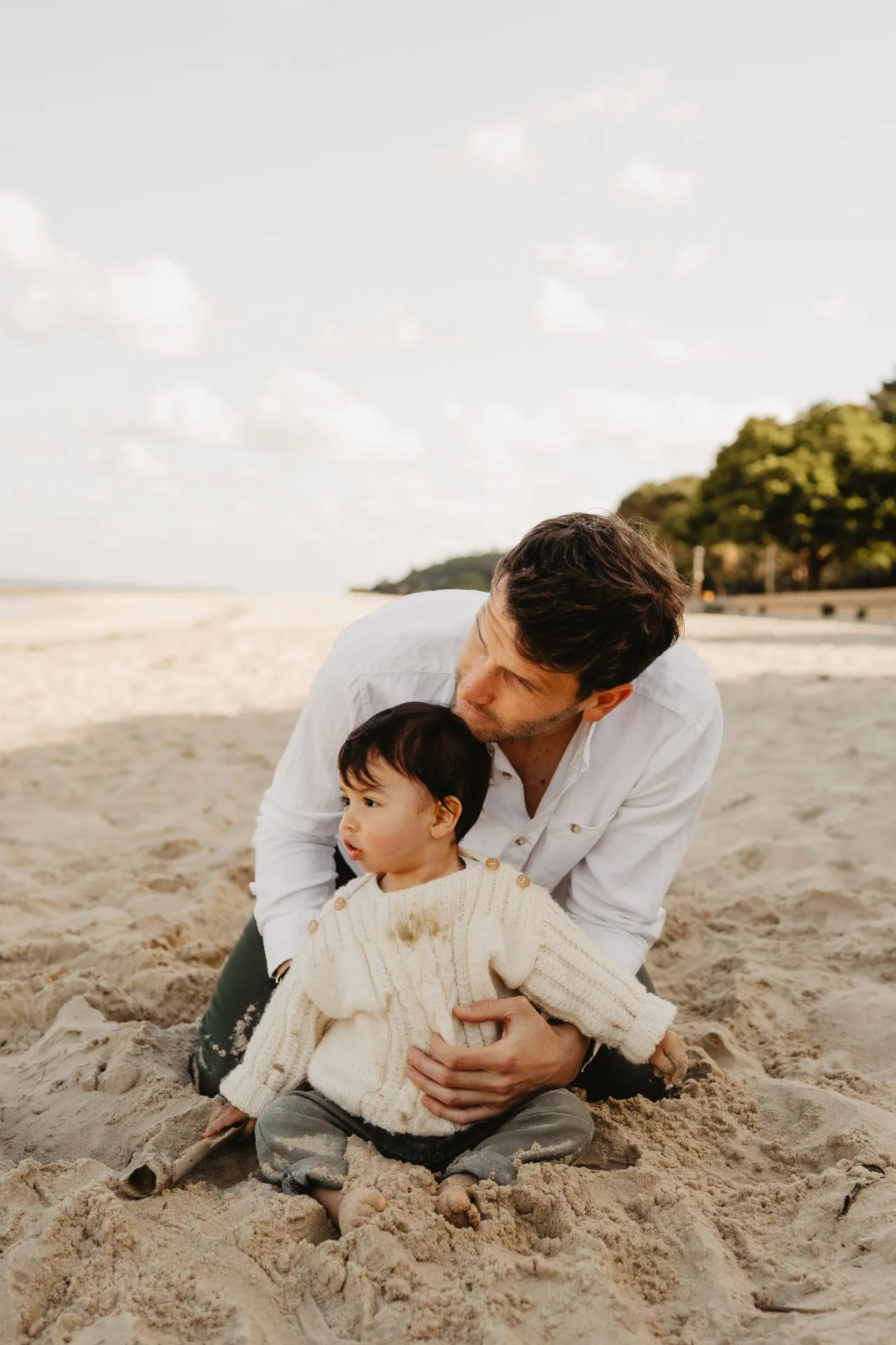 Enfant explorant la nature pendant la balade photo