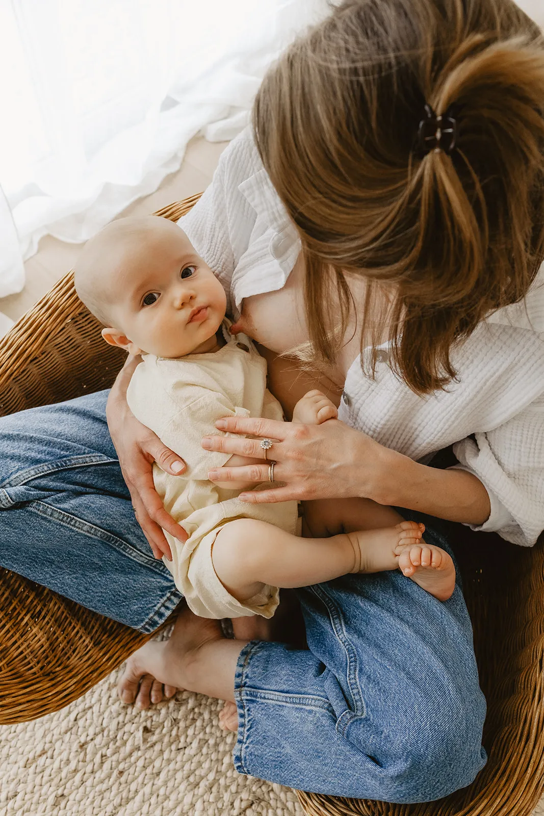 Regard complice entre maman et bébé pendant l'allaitement