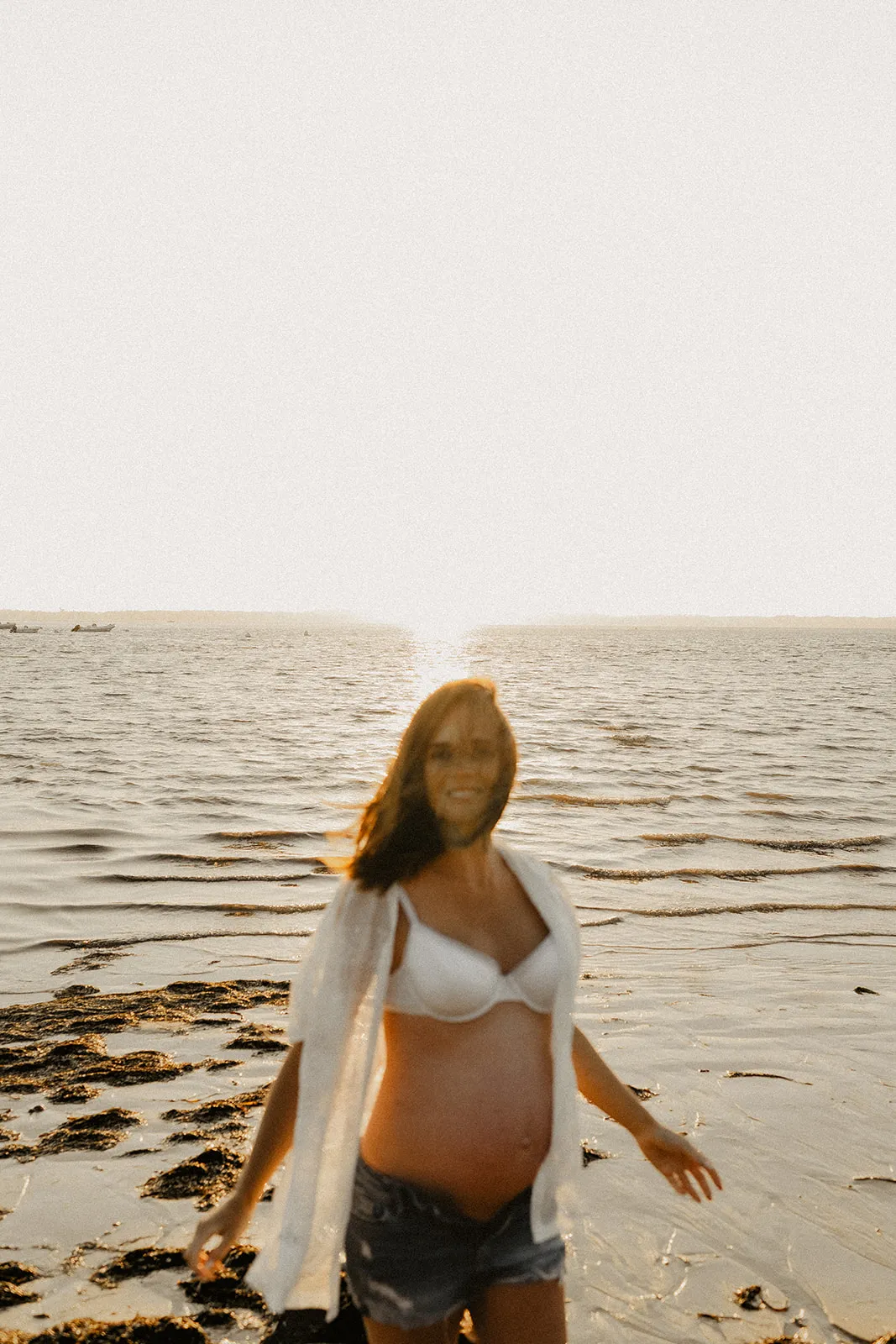 Rire complice entre futurs parents pendant leur séance photo