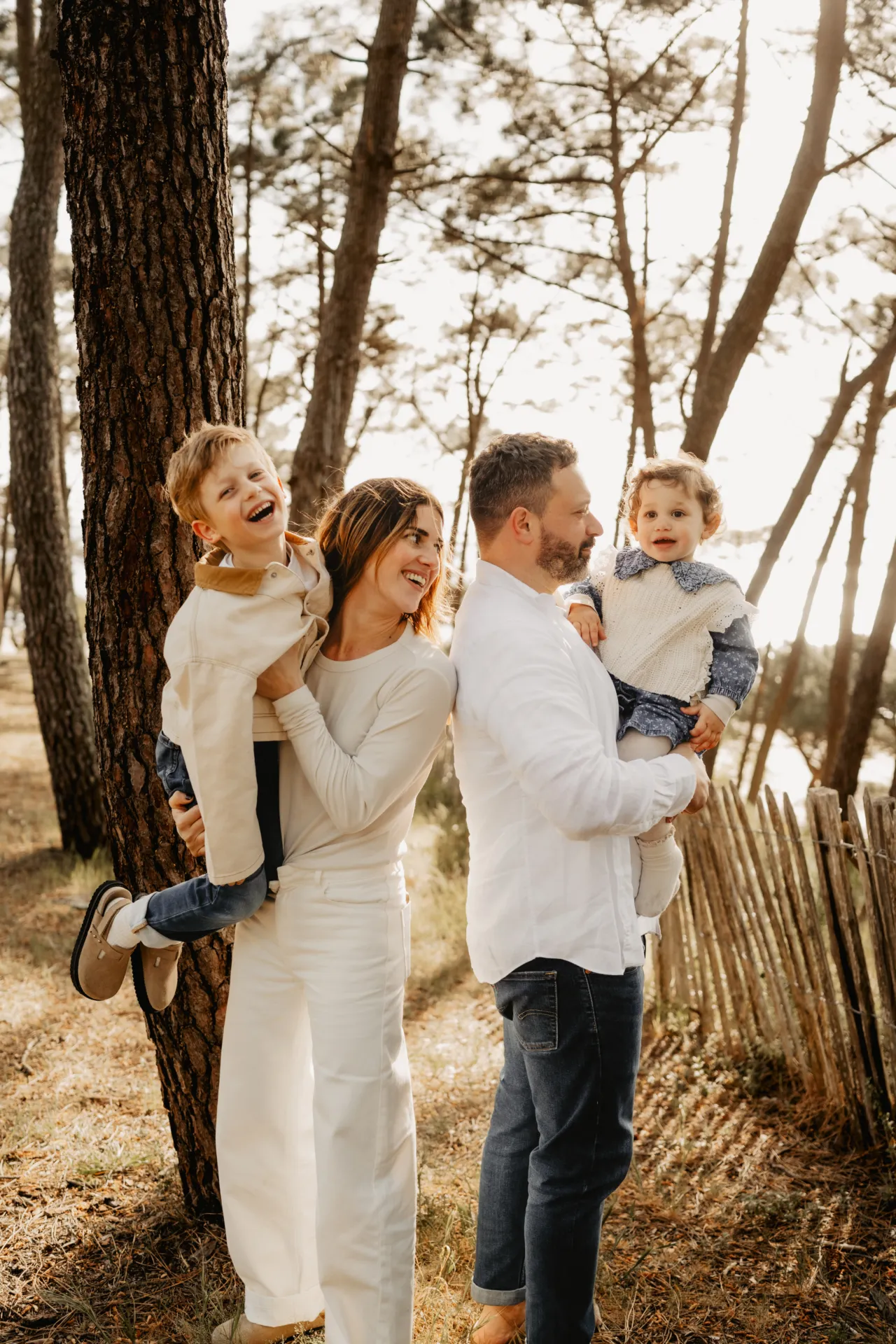 Parents jouant avec leurs enfants dans l'herbe