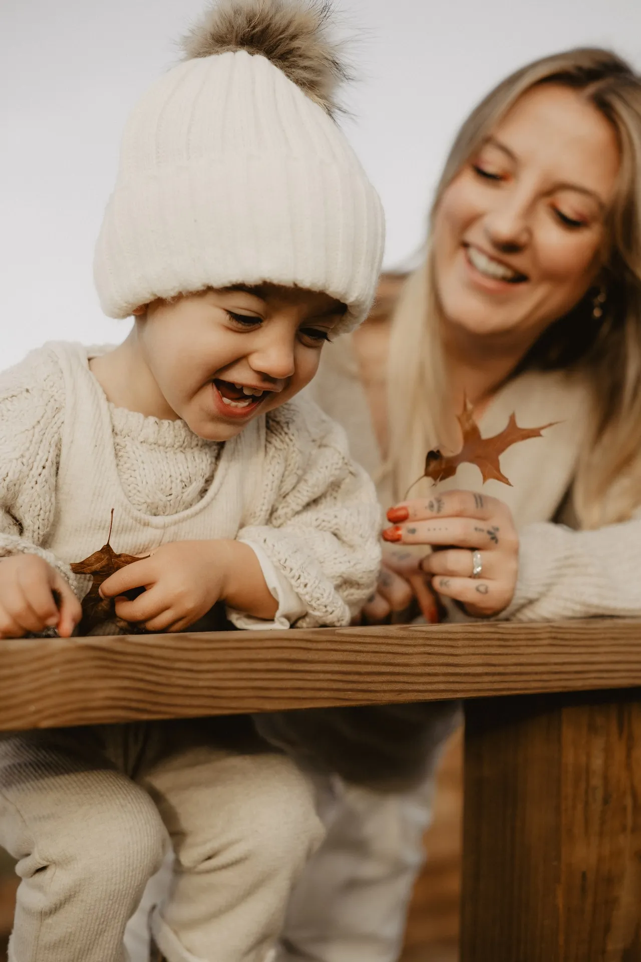 Couple complice avec leur enfant au bord de l'eau