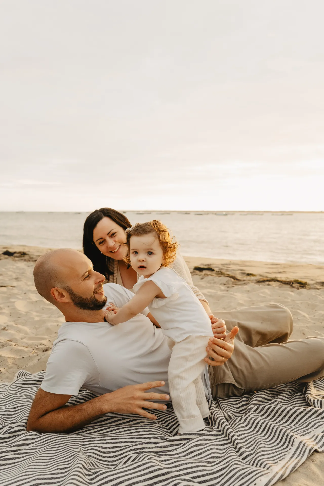 Portrait d'enfant souriant pendant la séance photo