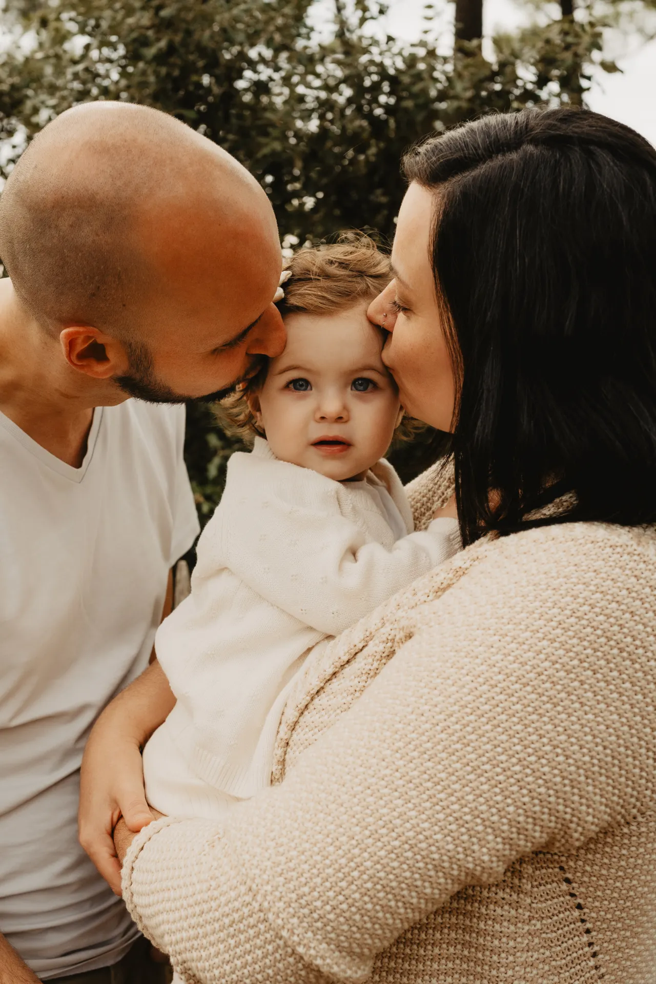 Enfant souriant tenant un bouquet de fleurs sauvages