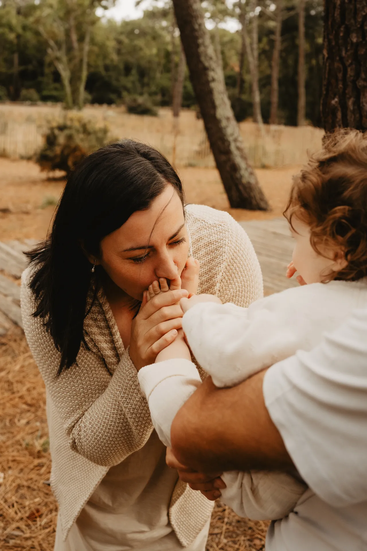 Portrait d'enfant rêveur en lumière douce du soir