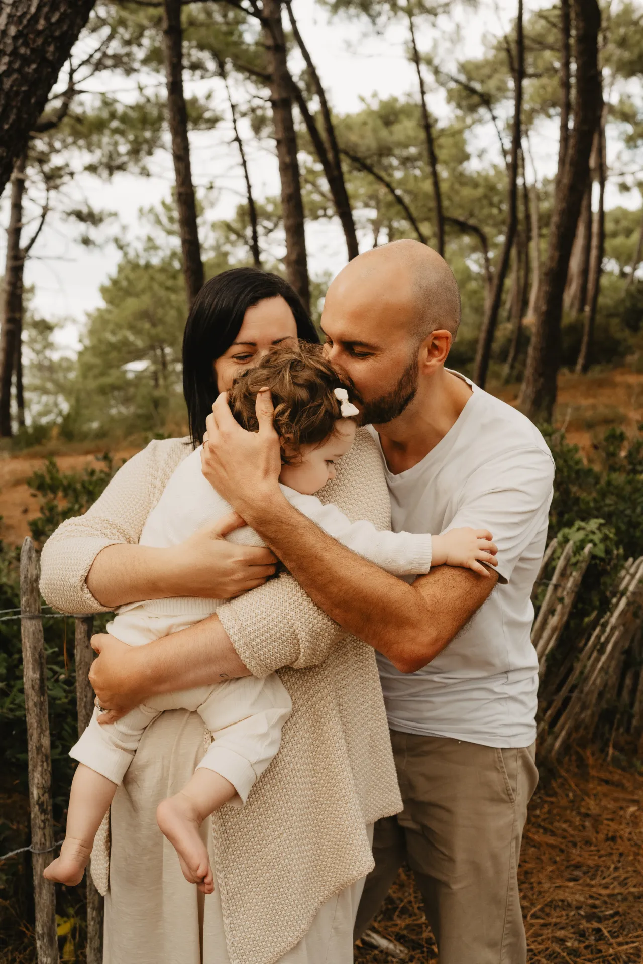 Enfant cueillant des fleurs lors de la séance en nature