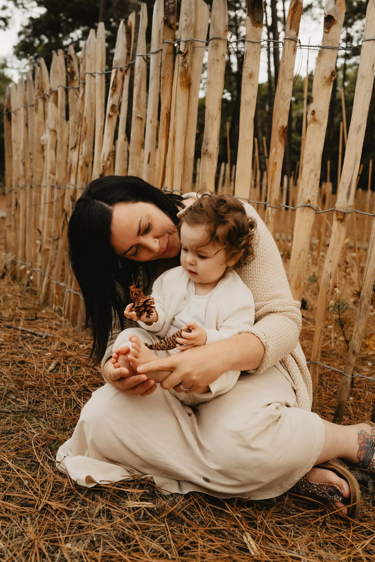 Portrait spontané d'enfant jouant en extérieur