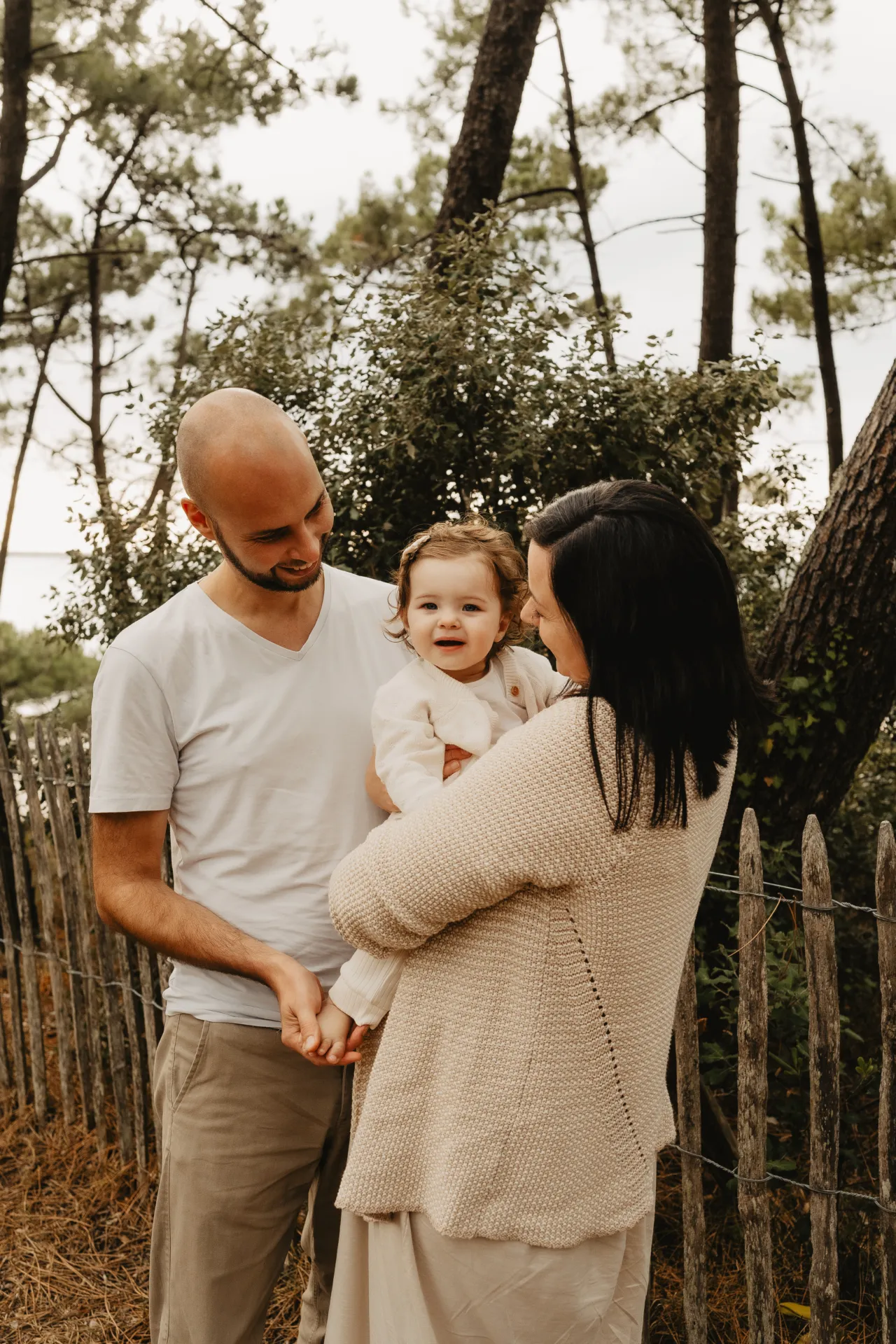 Portrait rapproché d'enfant avec de grands yeux rieurs