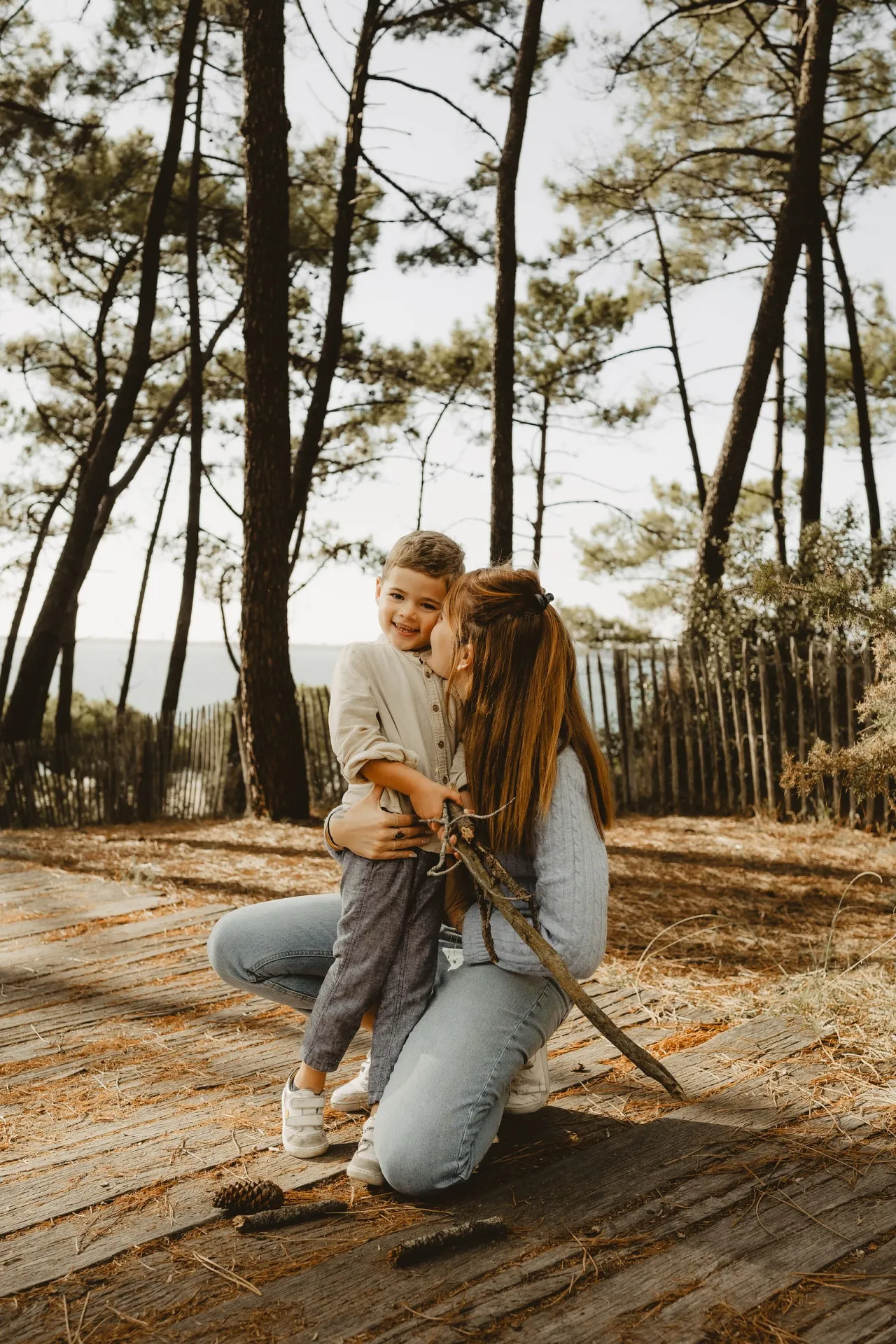 Grande famille posant ensemble en extérieur au soleil couchant