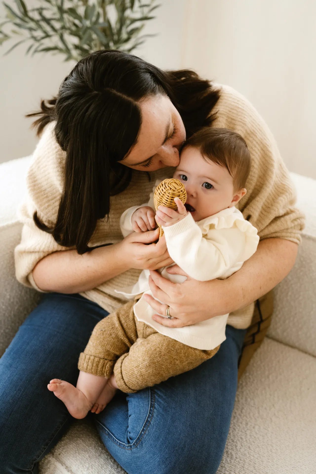 Moment intime d'allaitement capturé avec douceur